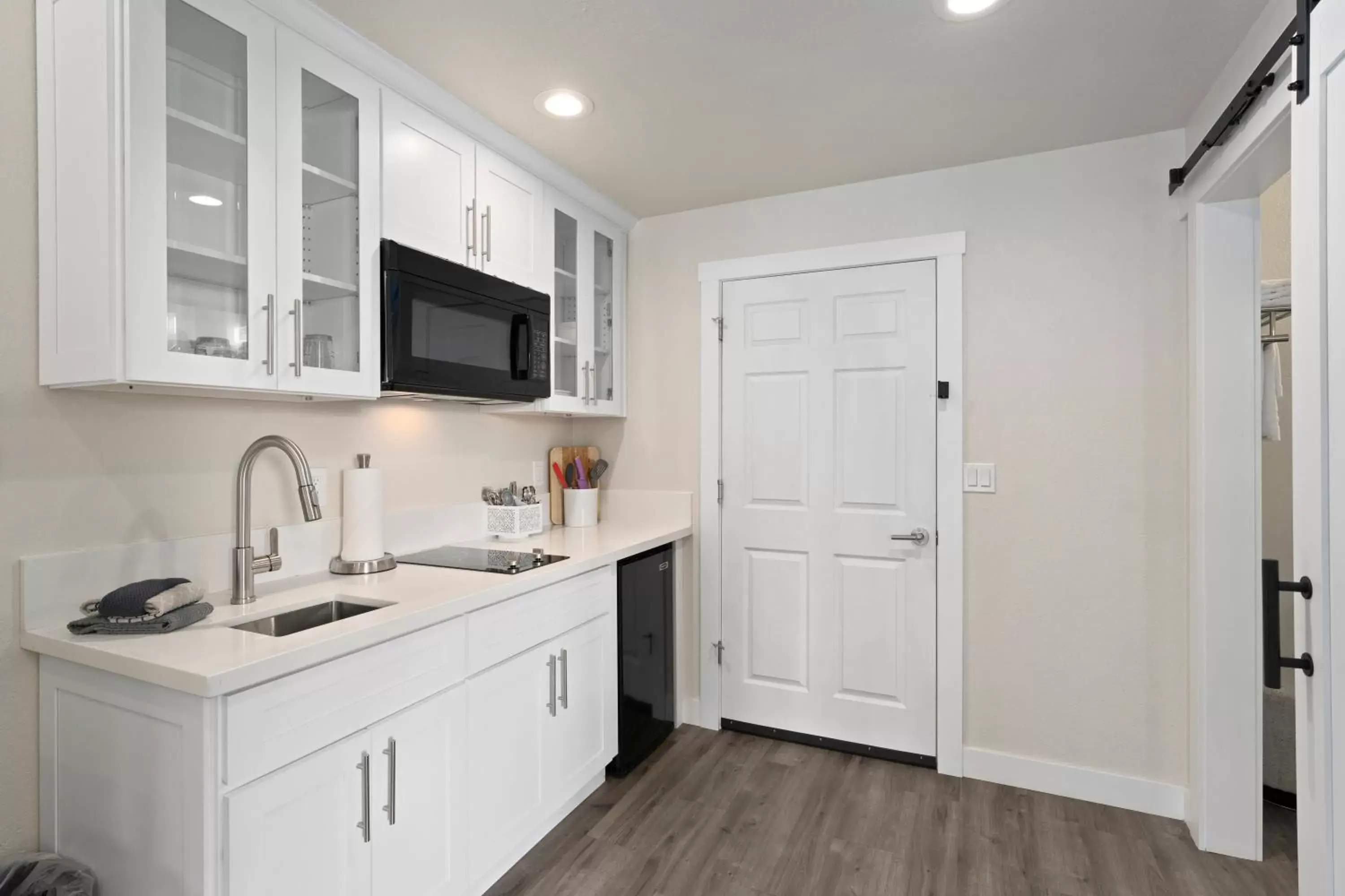 Kitchen/Kitchenette in Cedar Street Hotel & Suites