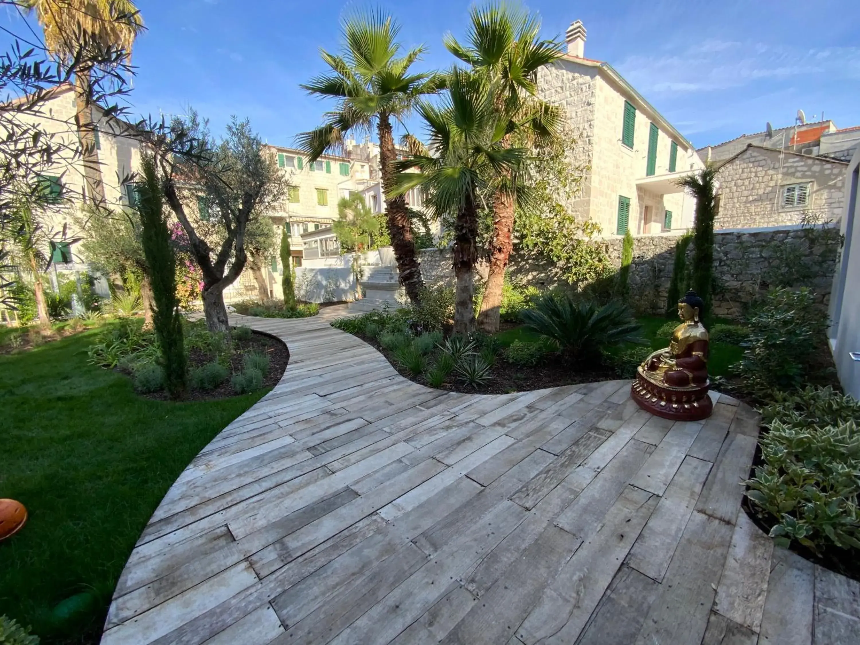 Garden in Divota Apartment Hotel