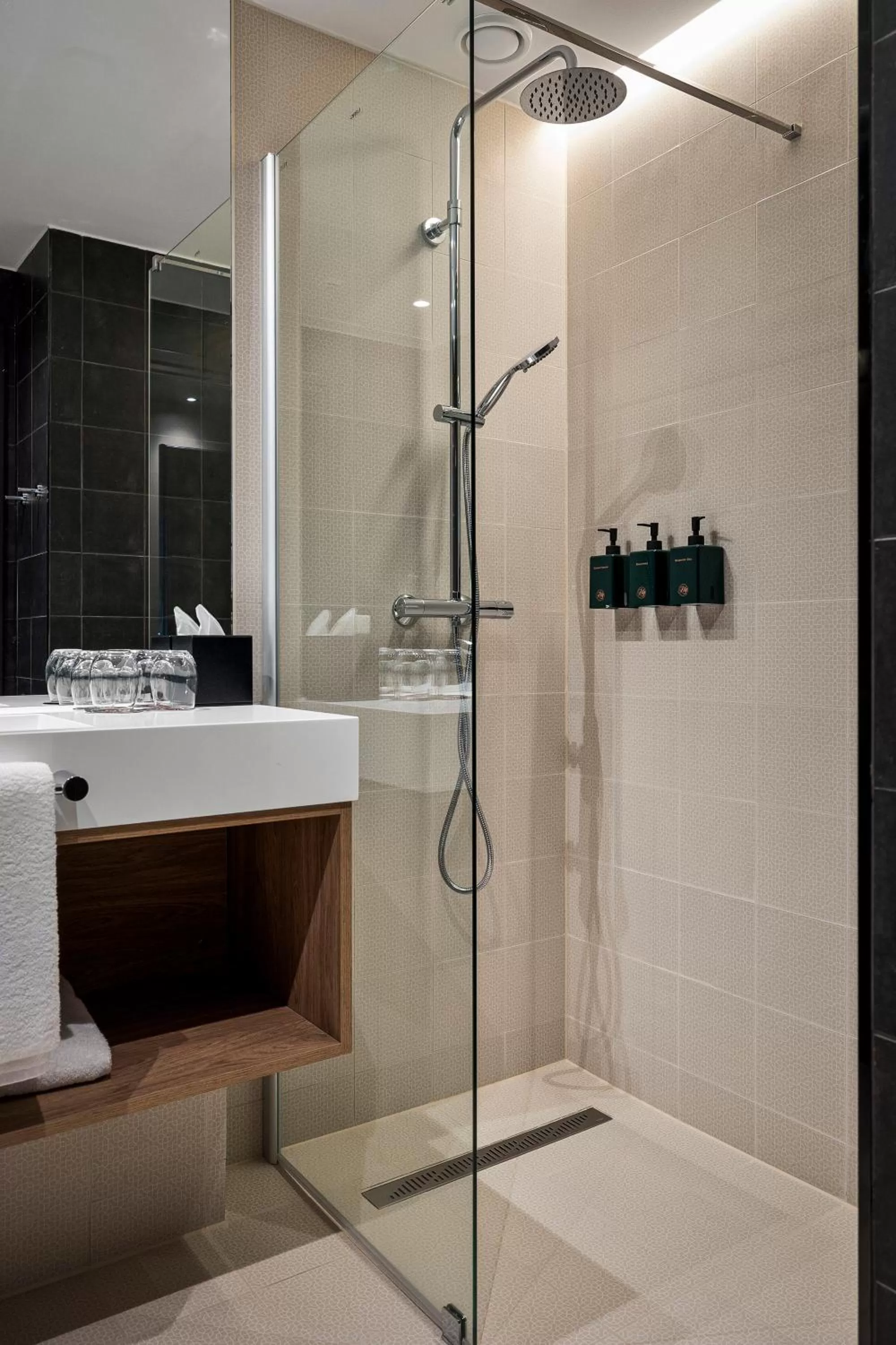 Shower in Lily Country Club