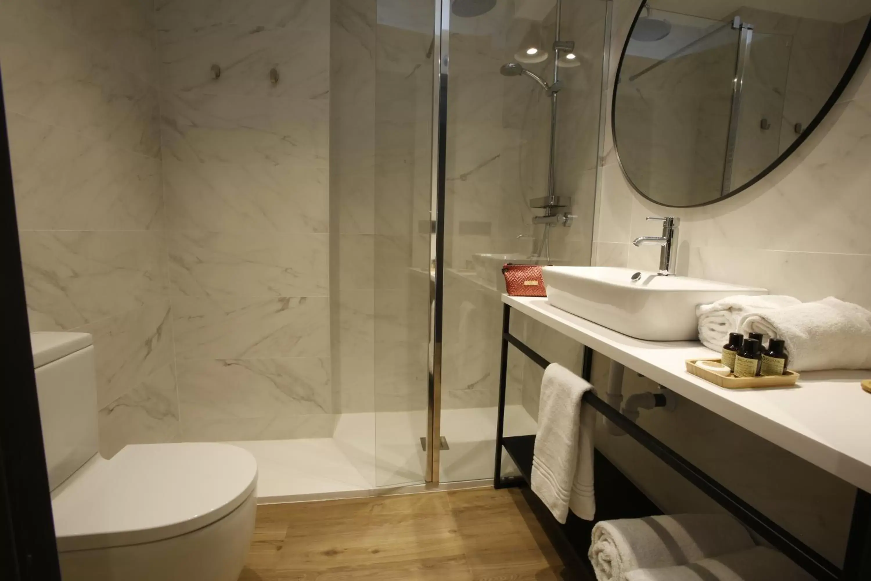 Shower, Bathroom in M&UGA Hotela