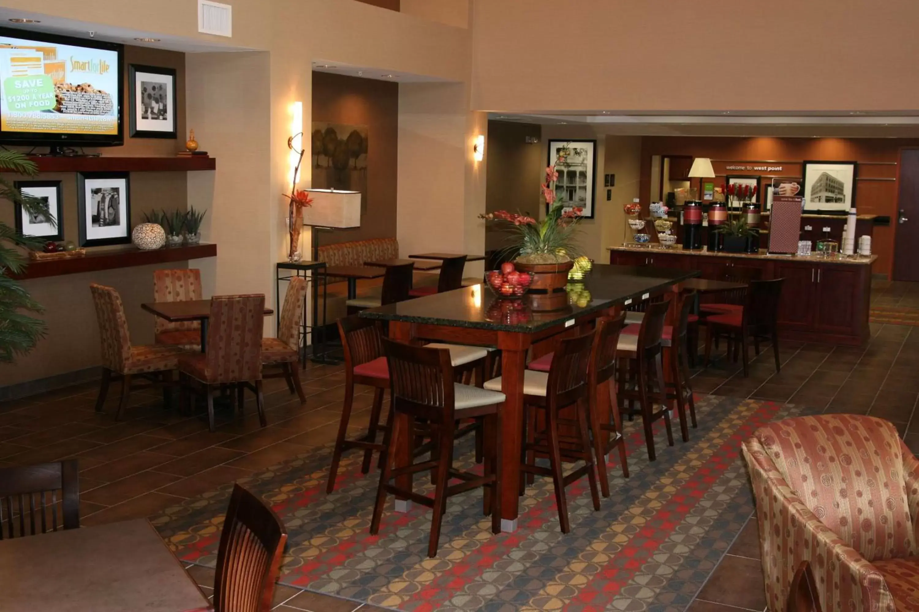 Dining area, Lounge/Bar in Hampton Inn & Suites West Point