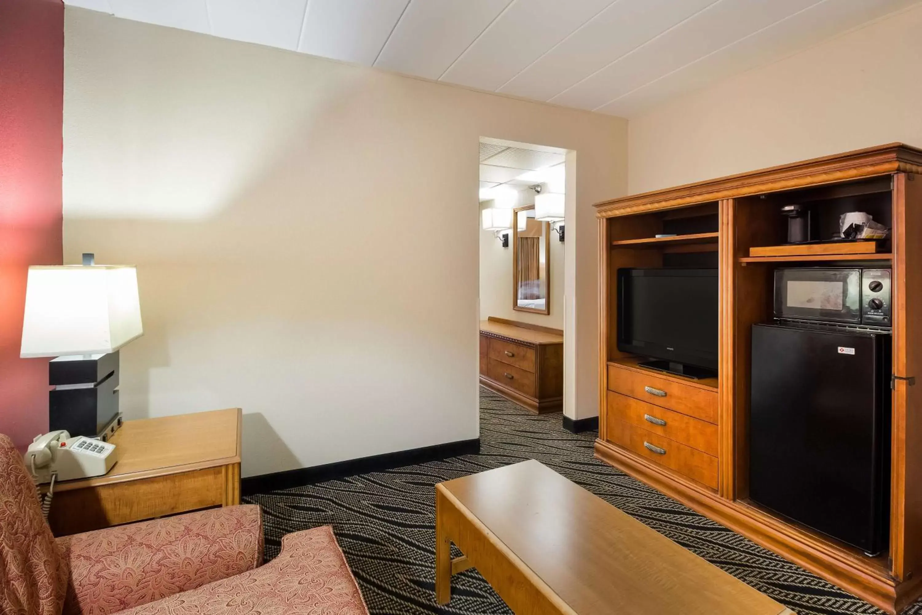 Photo of the whole room, TV/Entertainment Center in Best Western Braddock Inn