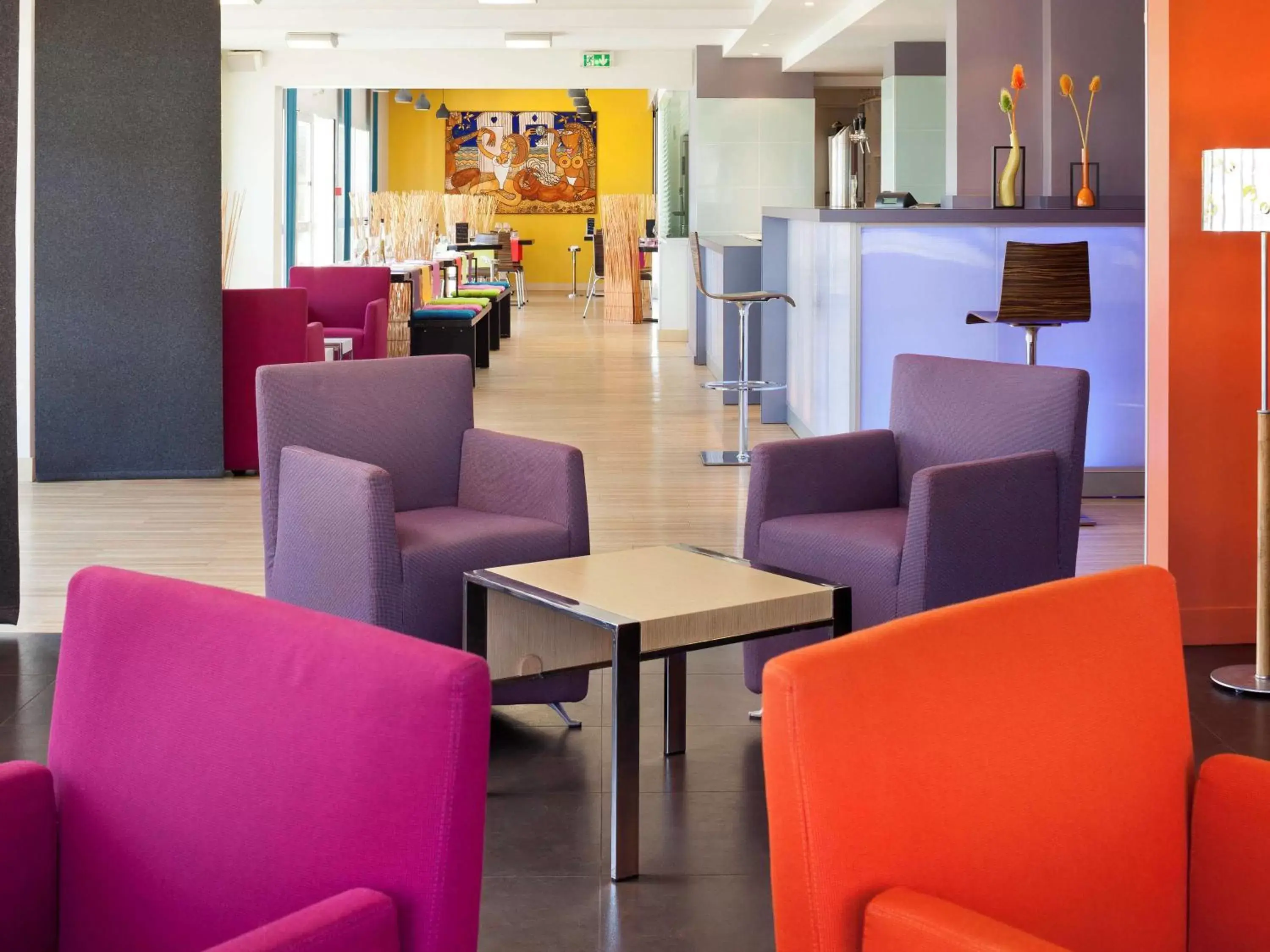 Lounge or bar in ibis Styles Ouistreham Lounge or bar in ibis Styles Ouistreham