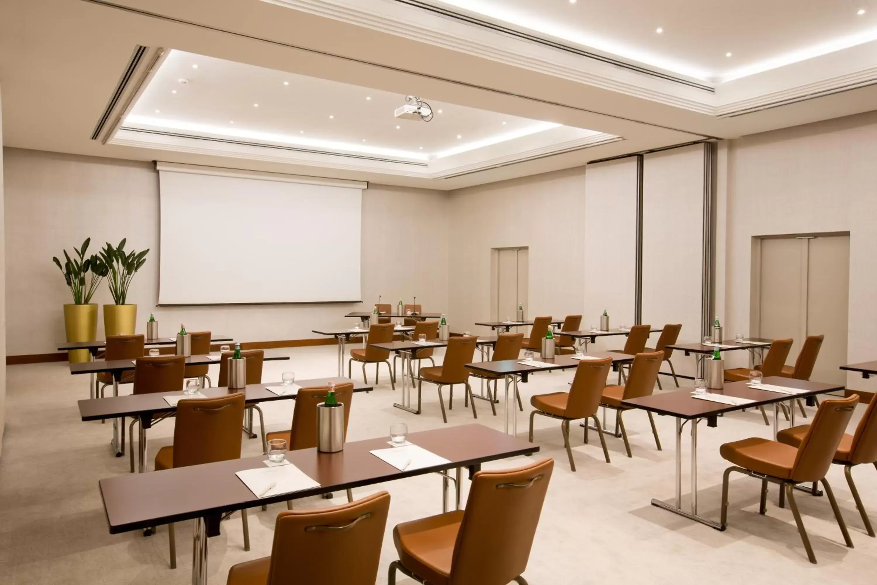 Meeting/conference room, Restaurant/Places to Eat in Starhotels Tourist