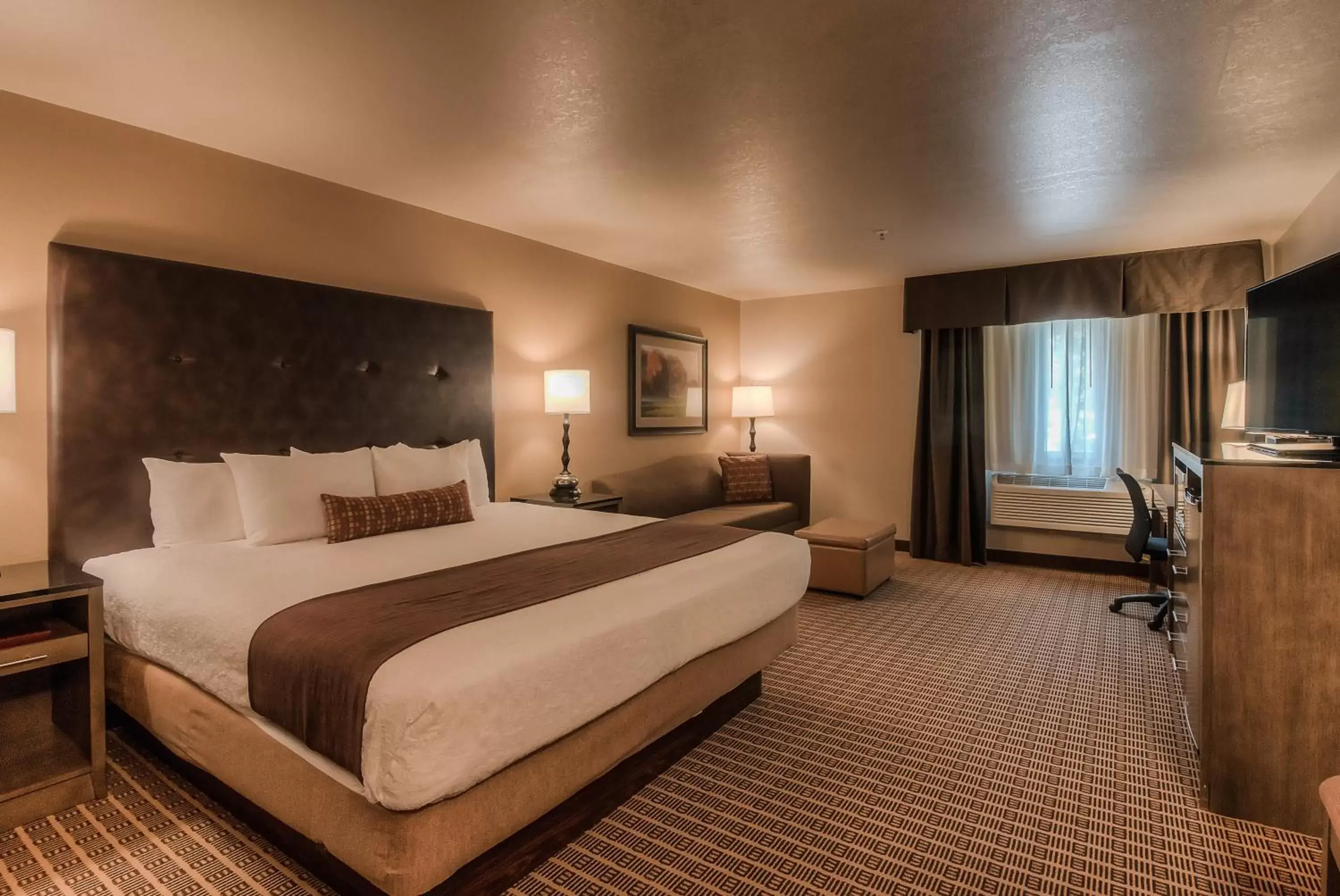 Photo of the whole room, Bed in Best Western Plus Yakima Hotel
