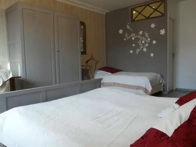 Photo of the whole room, Bed in Topaze