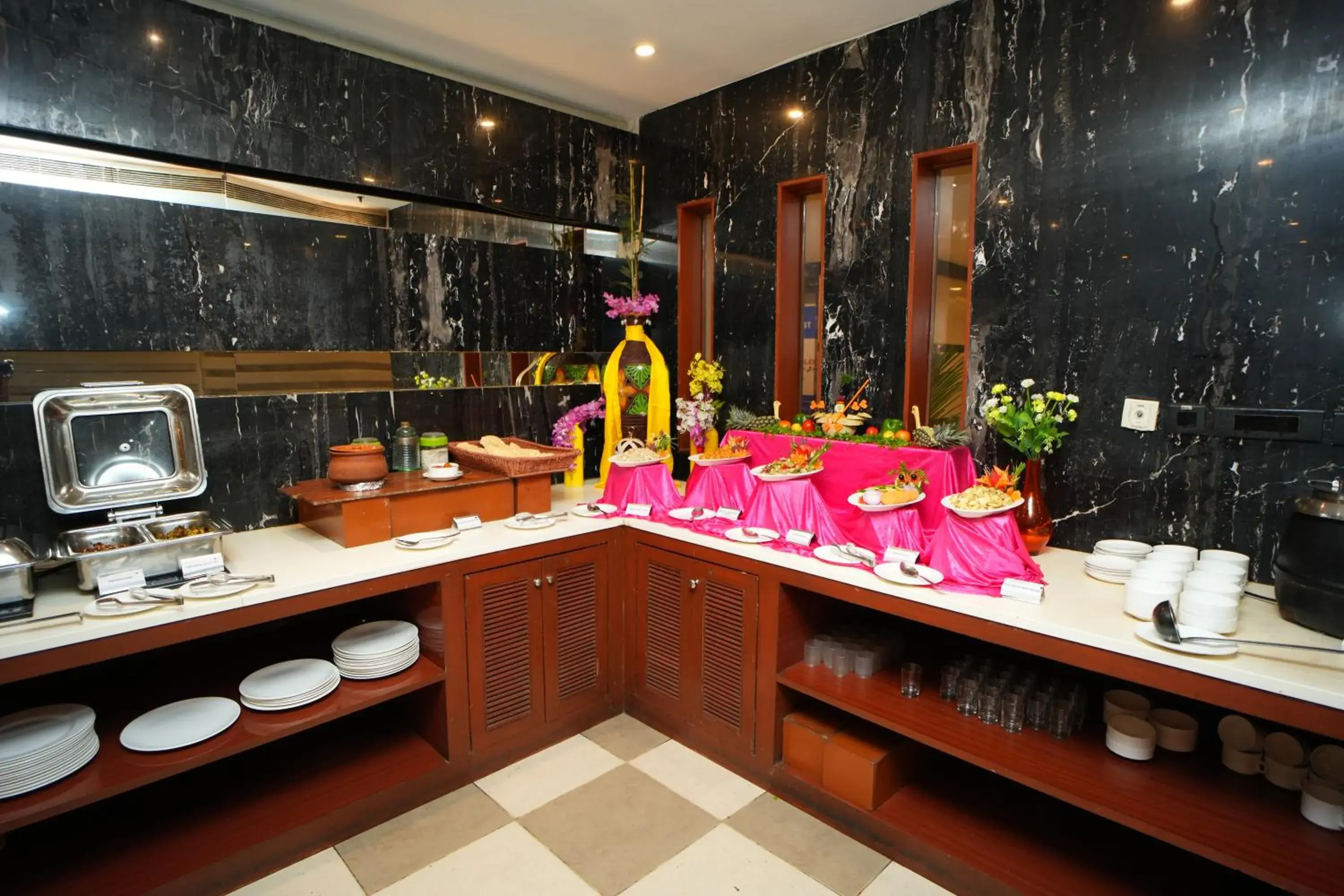 Food and drinks, Kitchen/Kitchenette in Siesta Hitech Hotel