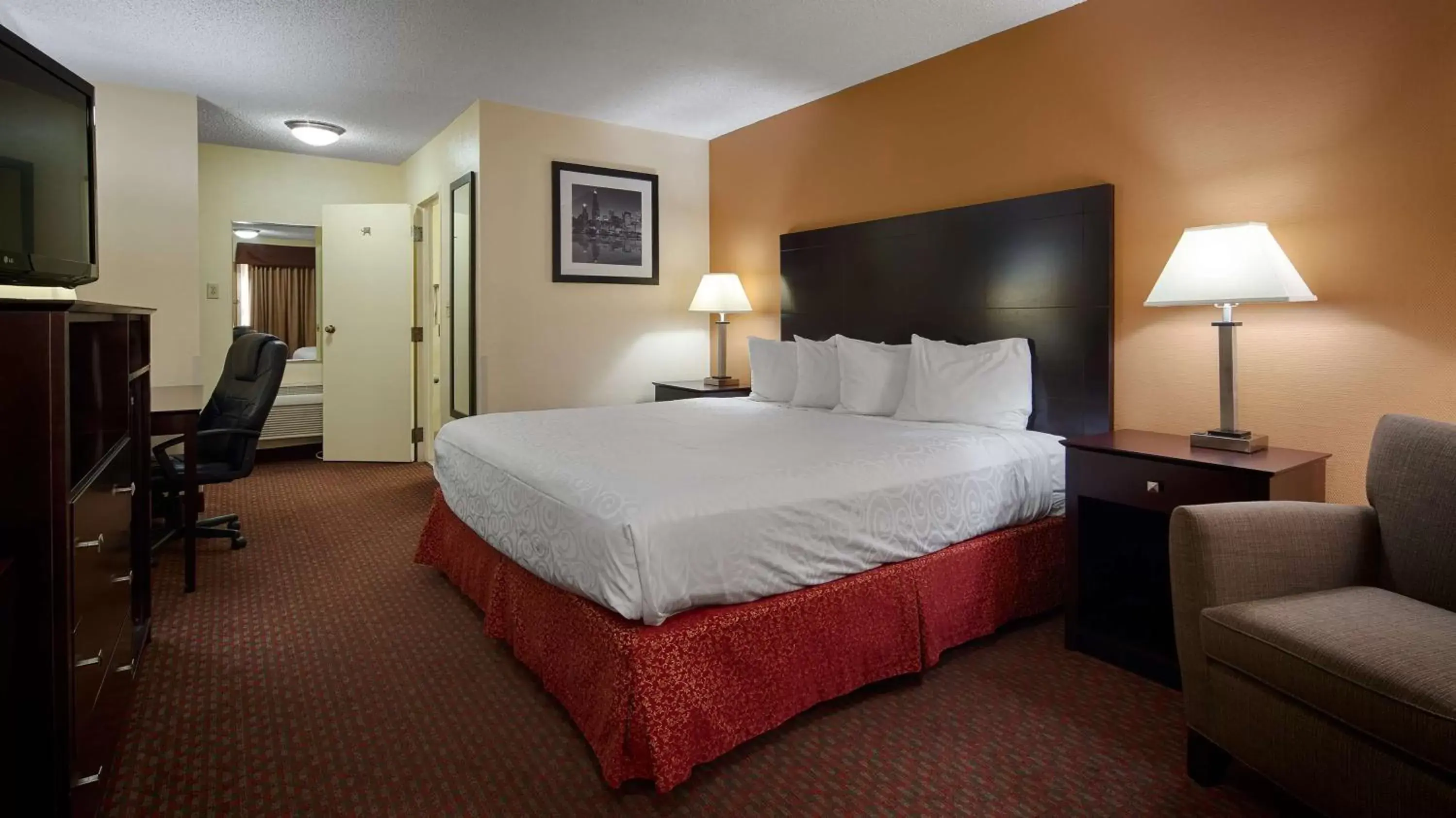 Photo of the whole room, Bed in Best Western Inn of St. Charles