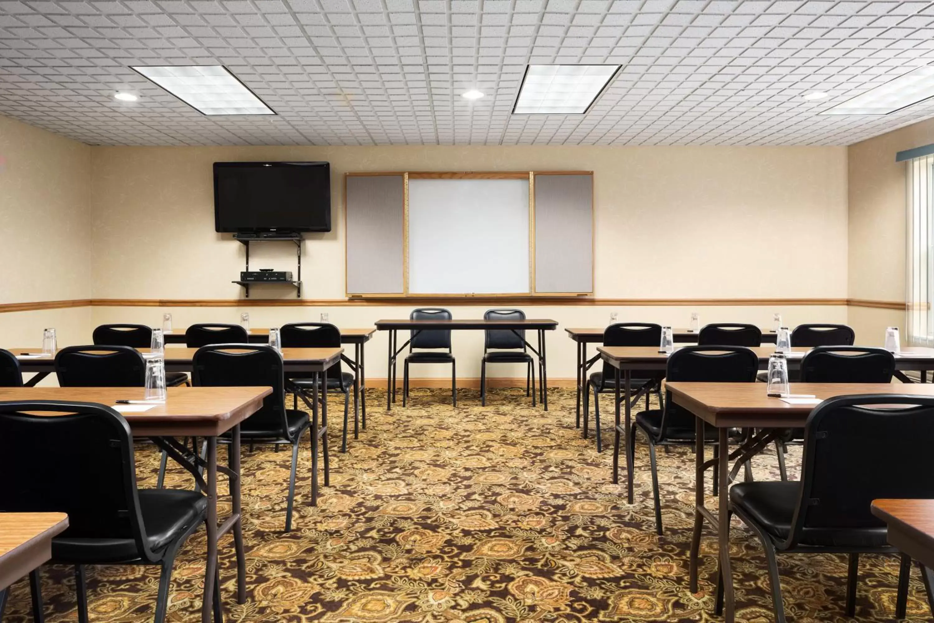 Meeting/conference room in Country Inn & Suites by Radisson, Columbus West, OH