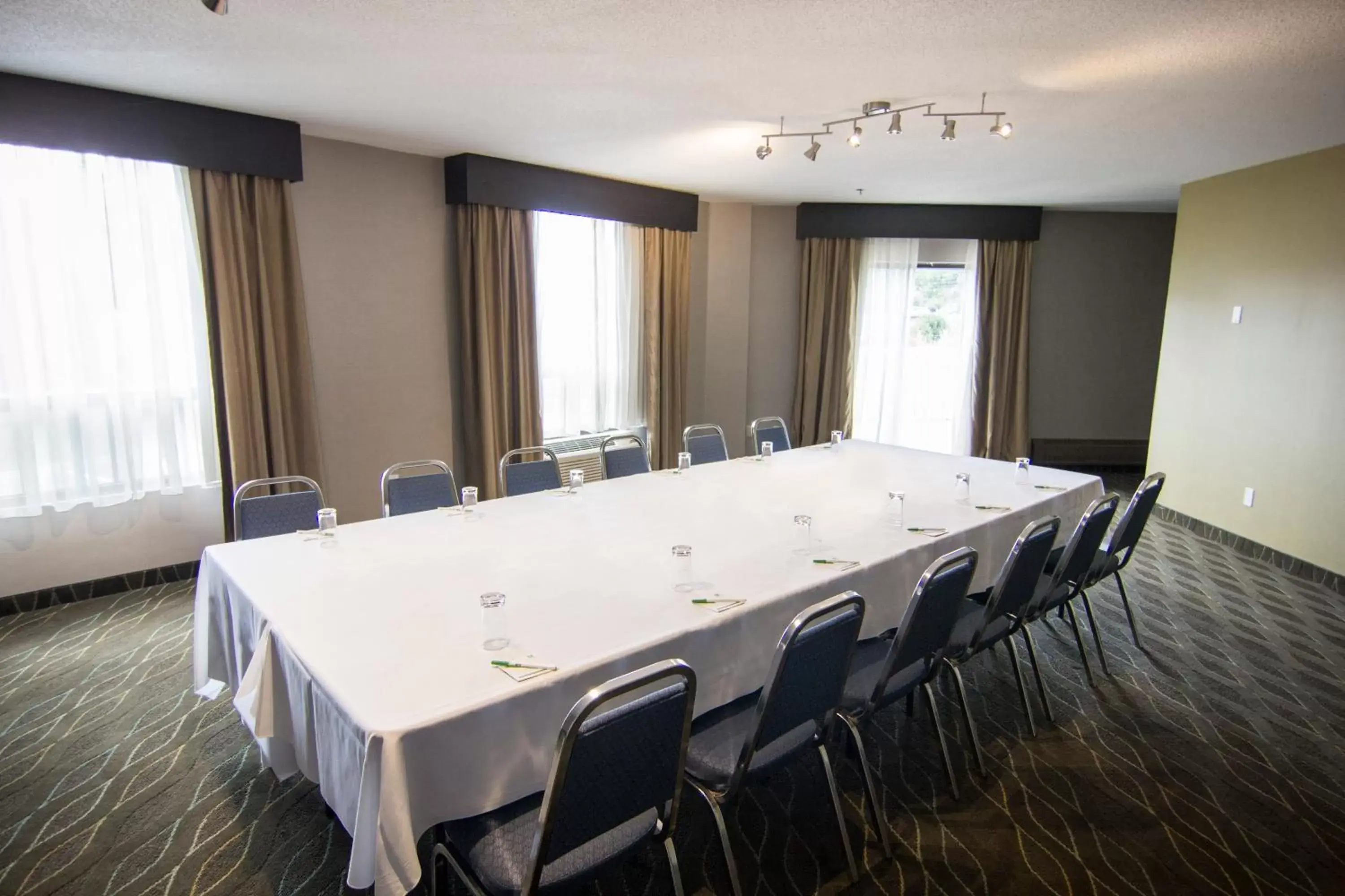 Meeting/conference room in Holiday Inn Sudbury, an IHG Hotel