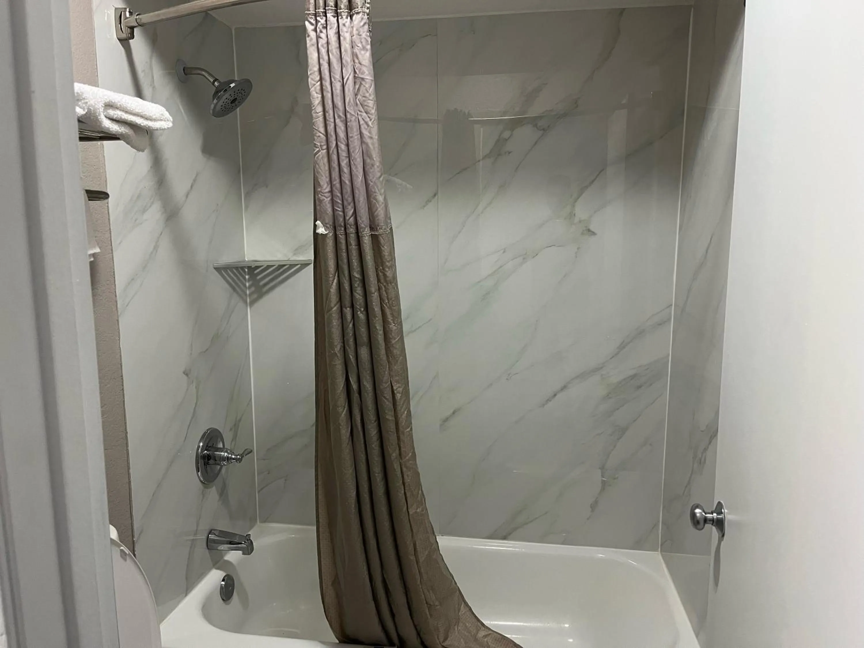 Bath in Motel 6 Baton Rouge Southeast