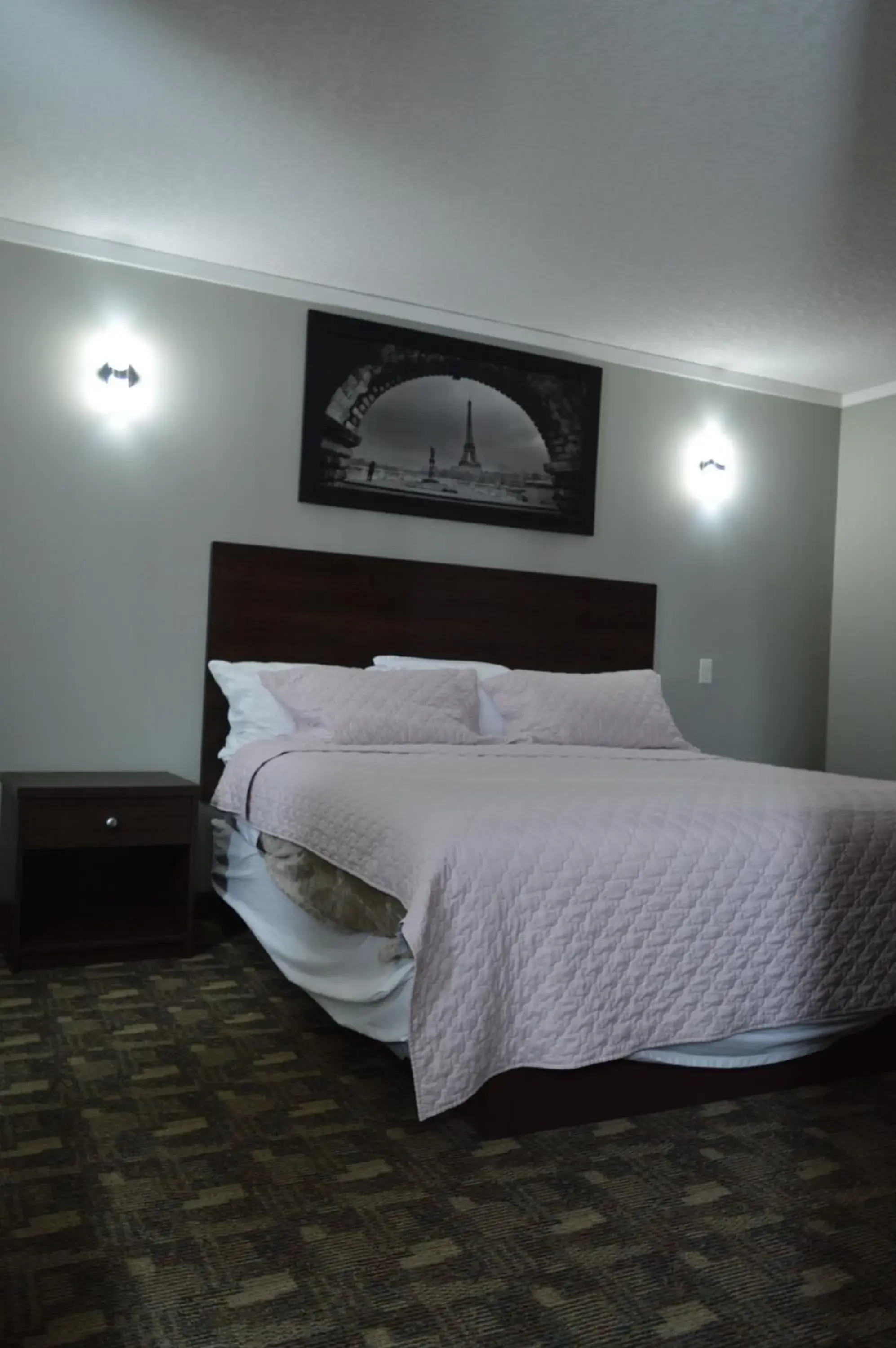 Bedroom, Bed in Airport Traveller's Inn