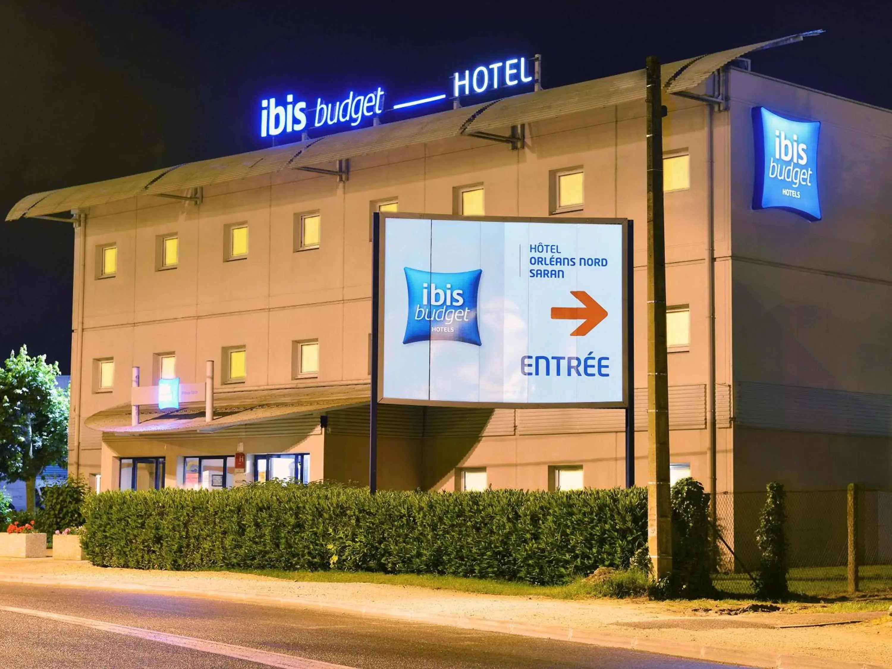 Property building, Property Logo/Sign in Ibis Budget Orléans Nord Saran