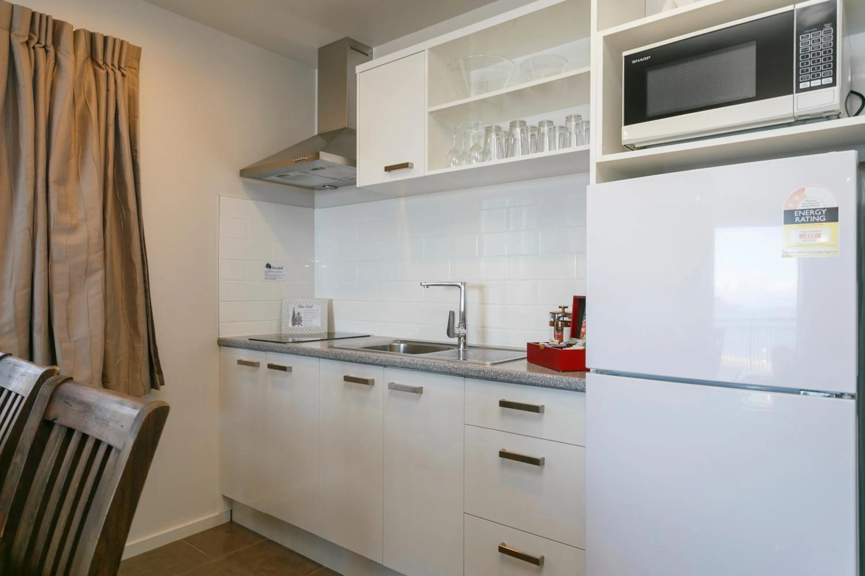 Kitchen or kitchenette in Acacia Lake View Motel