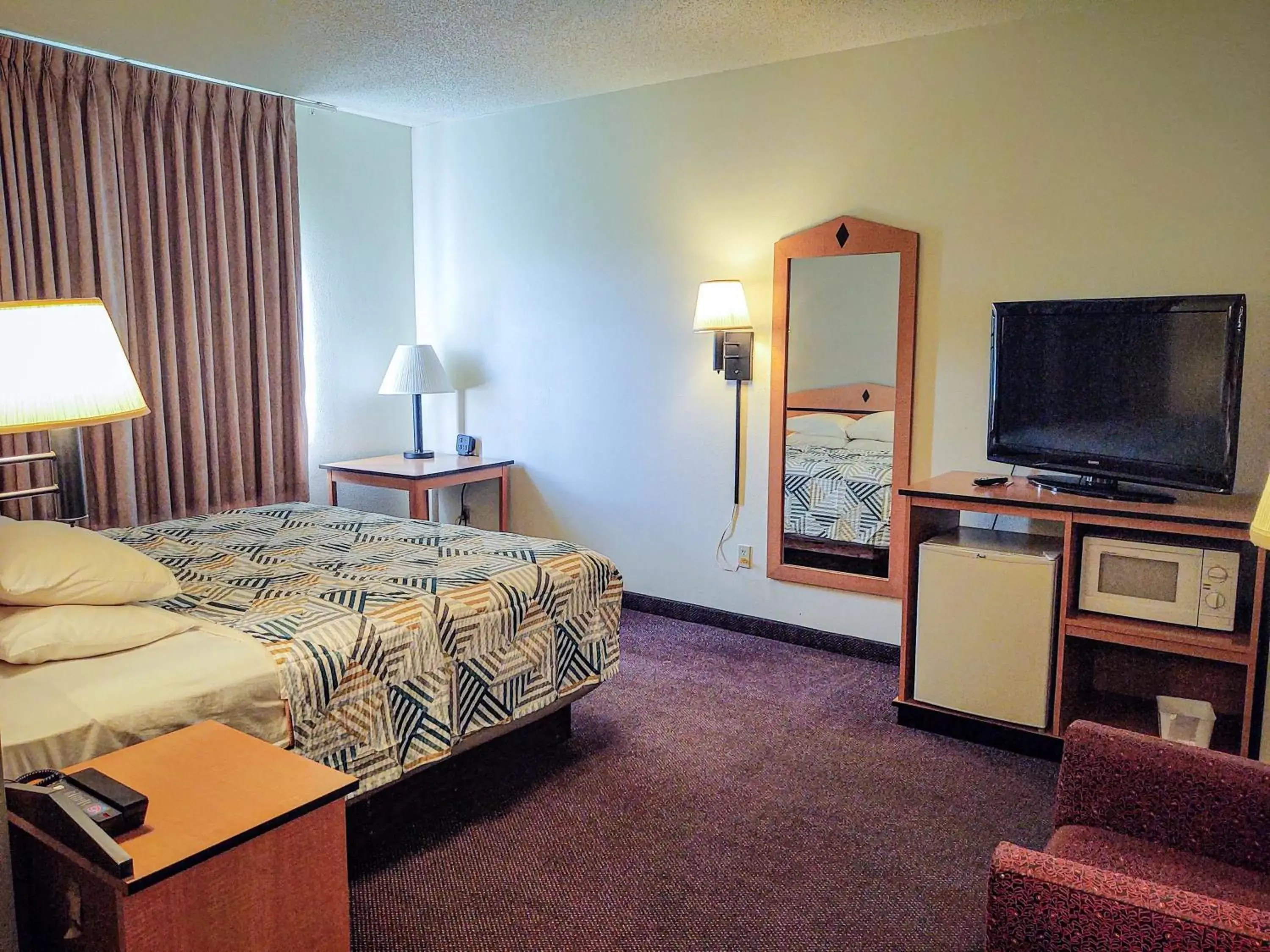 Photo of the whole room, Bed in Motel 6 Stuart, Ia