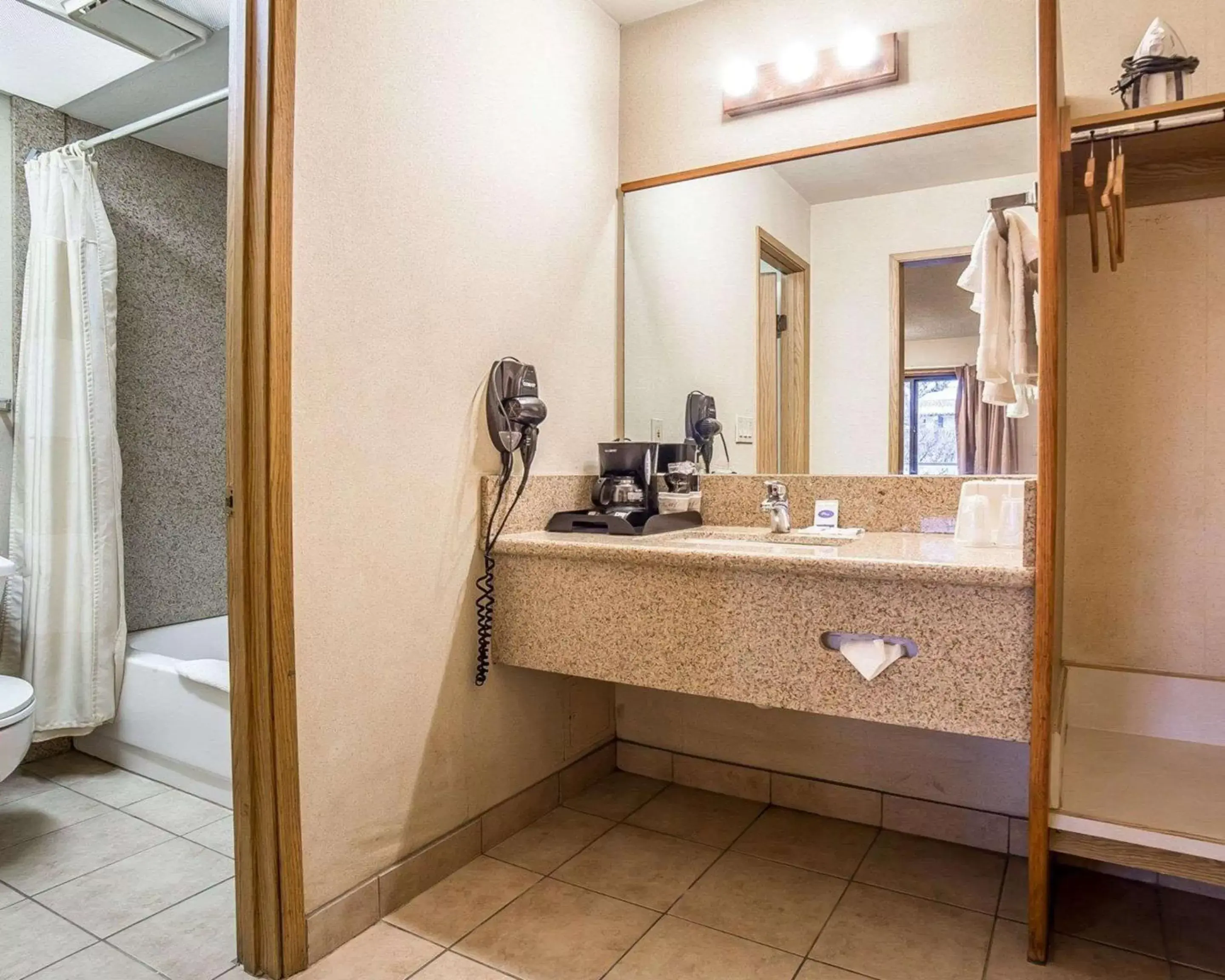 Bedroom, Bathroom in Rodeway Inn Baker City