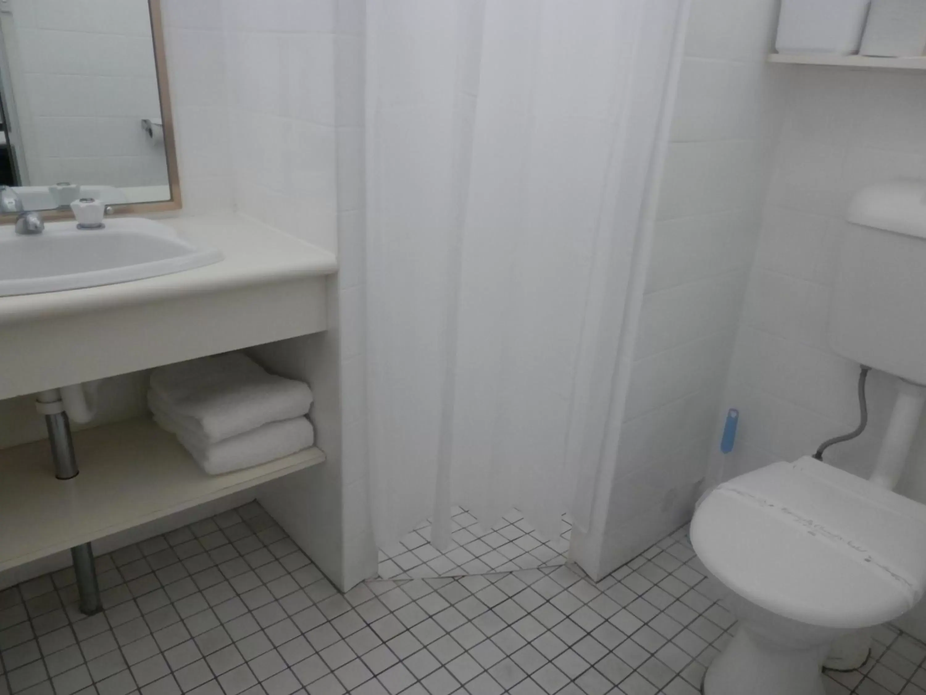 Bathroom in Tall Timbers Motel