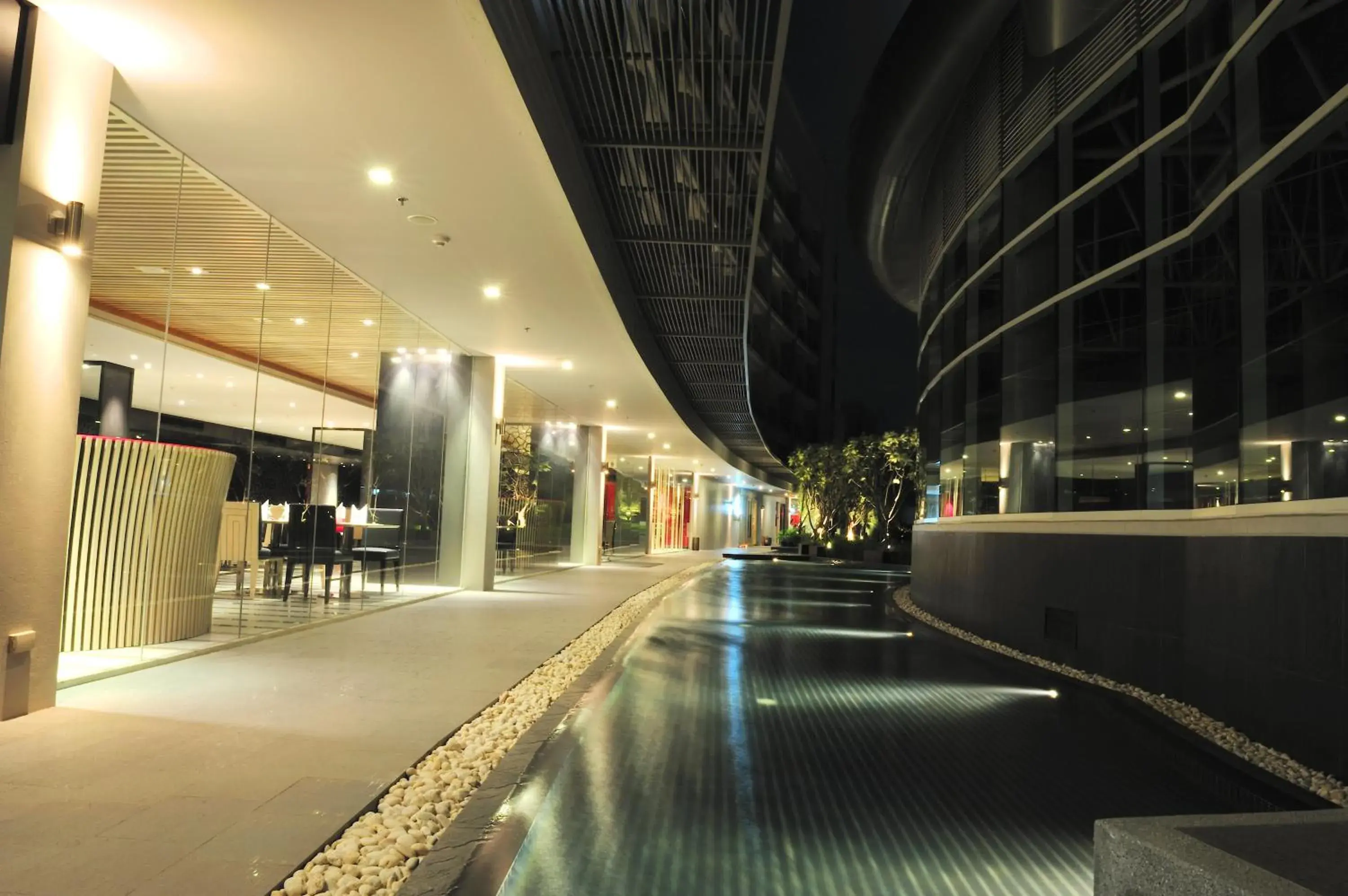 Facade/entrance, Swimming Pool in Amaranth Suvarnabhumi Hotel