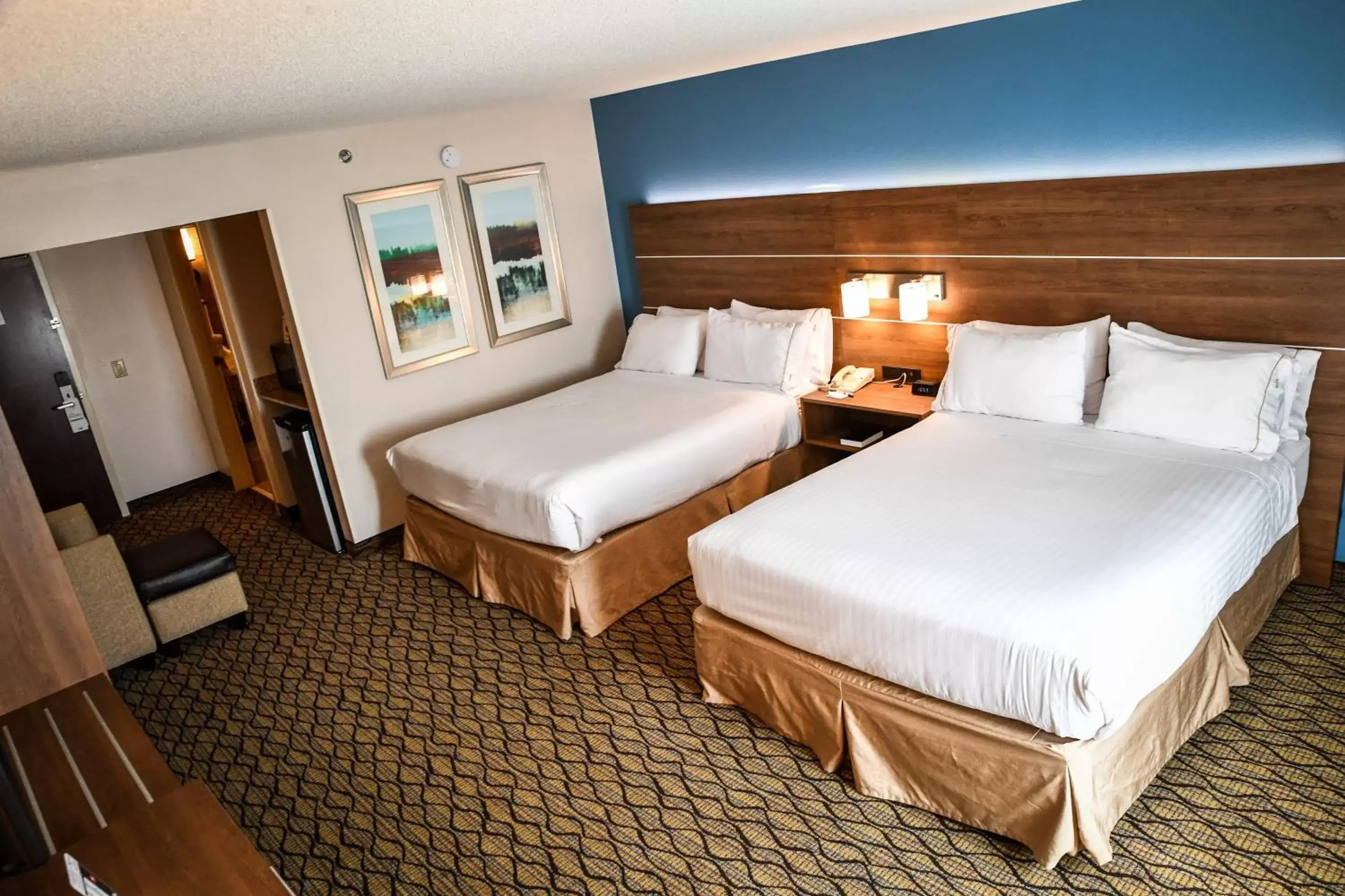 Photo of the whole room, Bed in Holiday Inn Express Hotel & Suites - Concord, an IHG Hotel