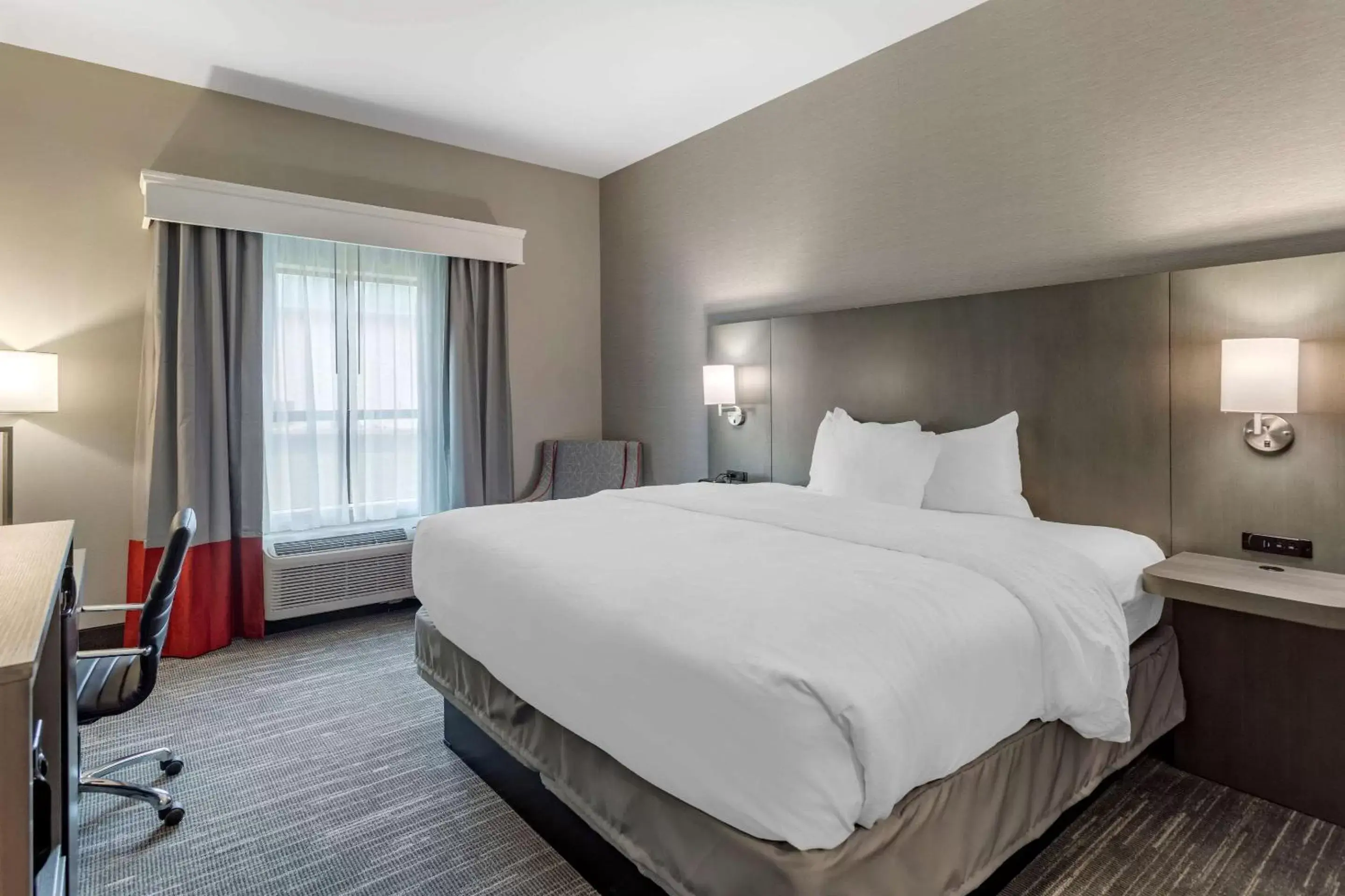 Bed in Comfort Inn & Suites Bed in Comfort Inn & Suites