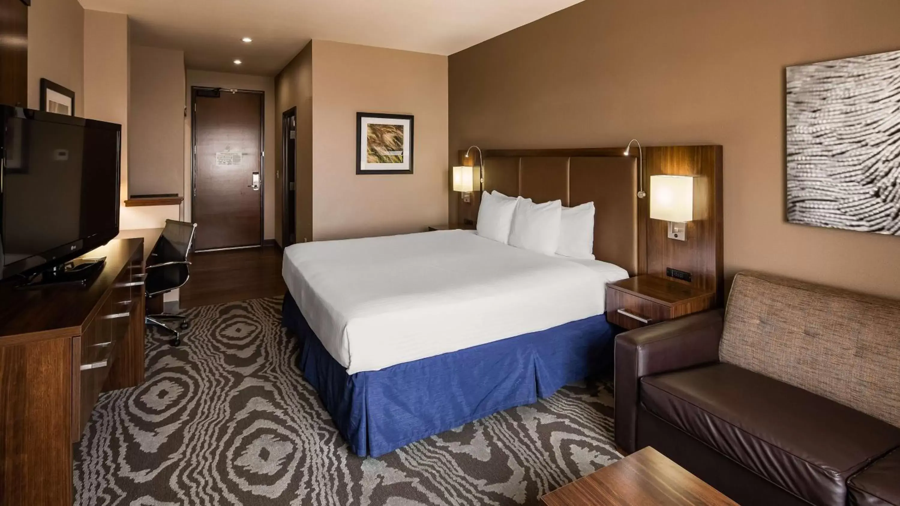 Bed in Best Western Plus Williston Hotel & Suites