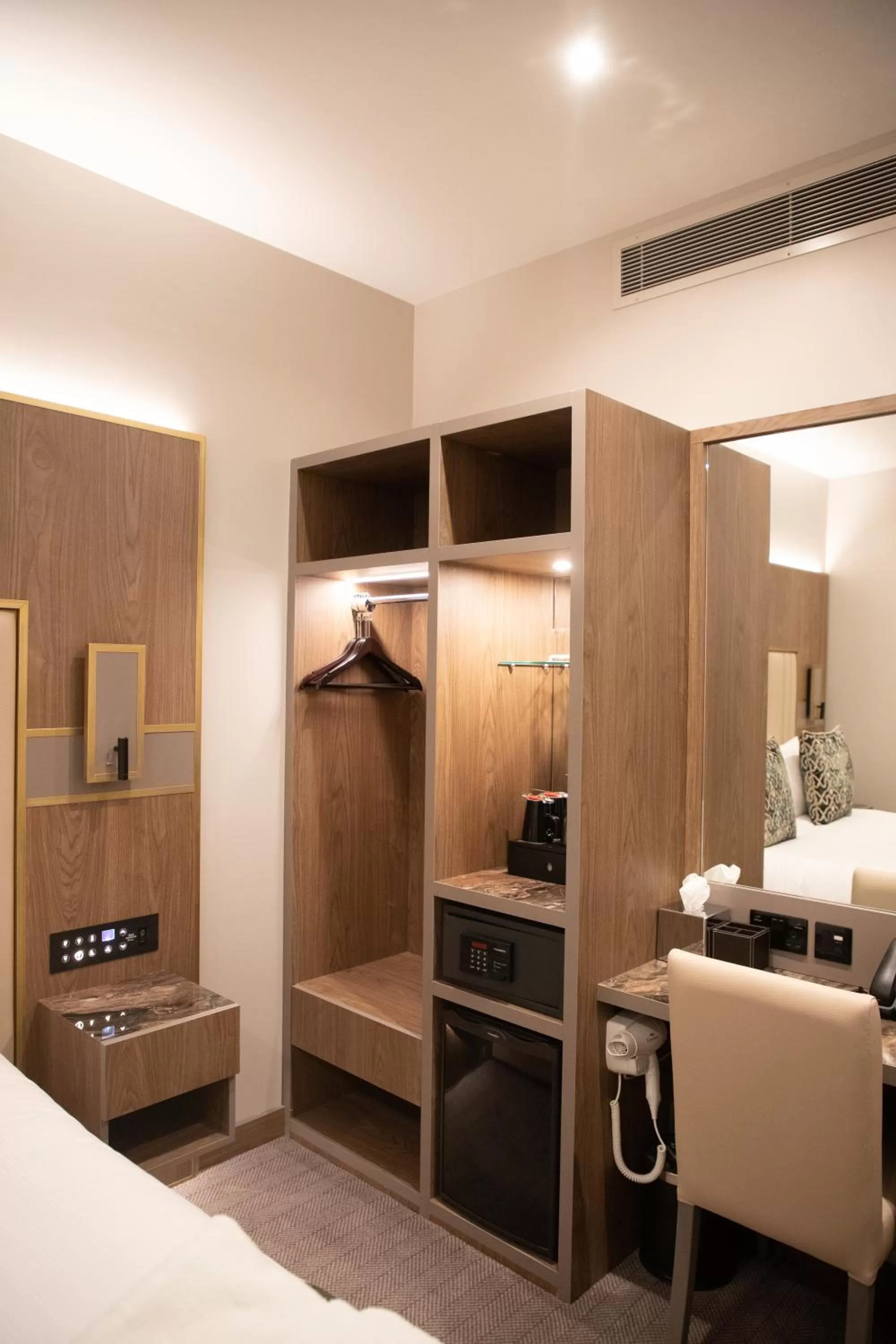 Coffee/tea facilities, Bed in Merit Kensington Hotel