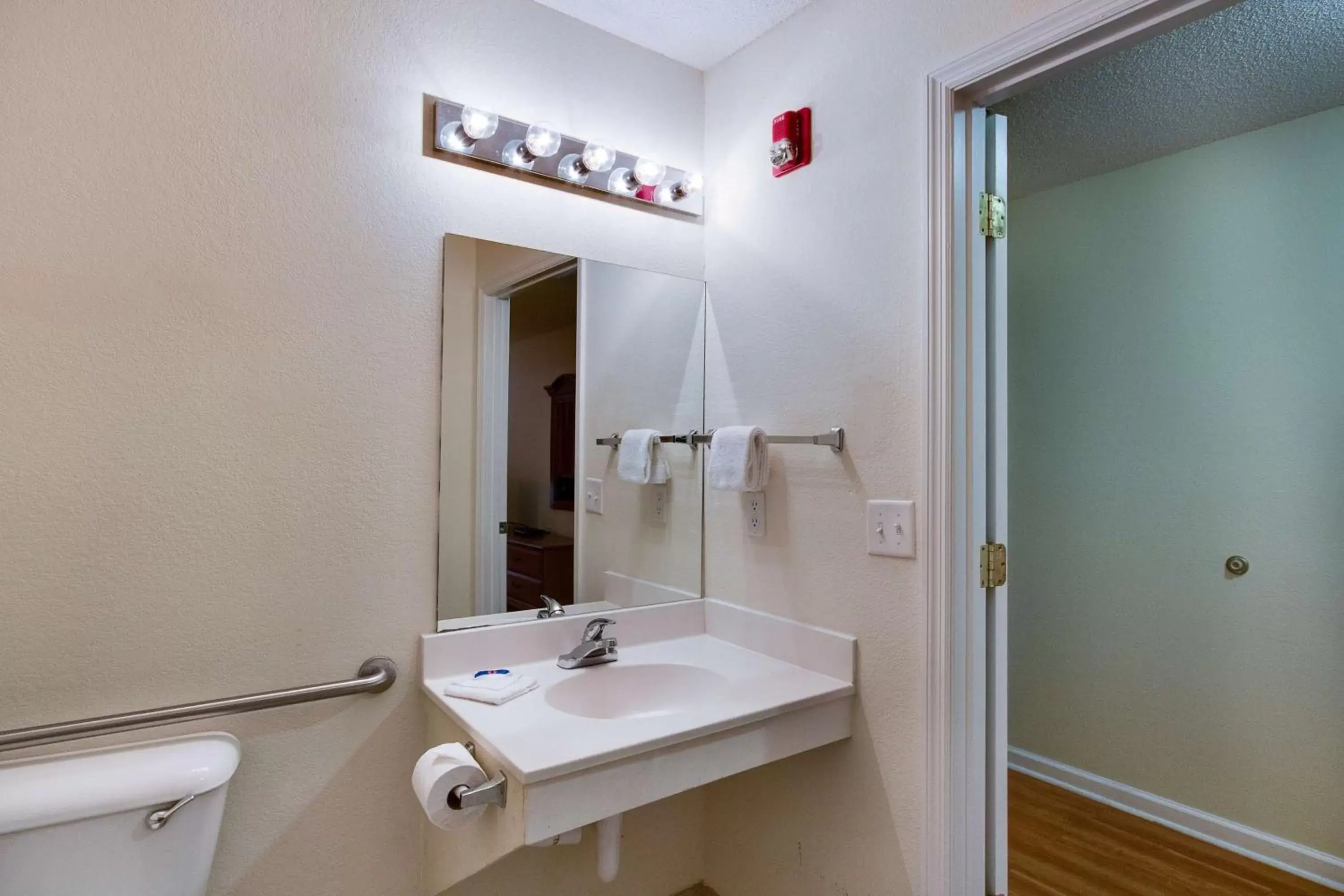 Toilet, Bathroom in Motel 6-Hinesville, GA