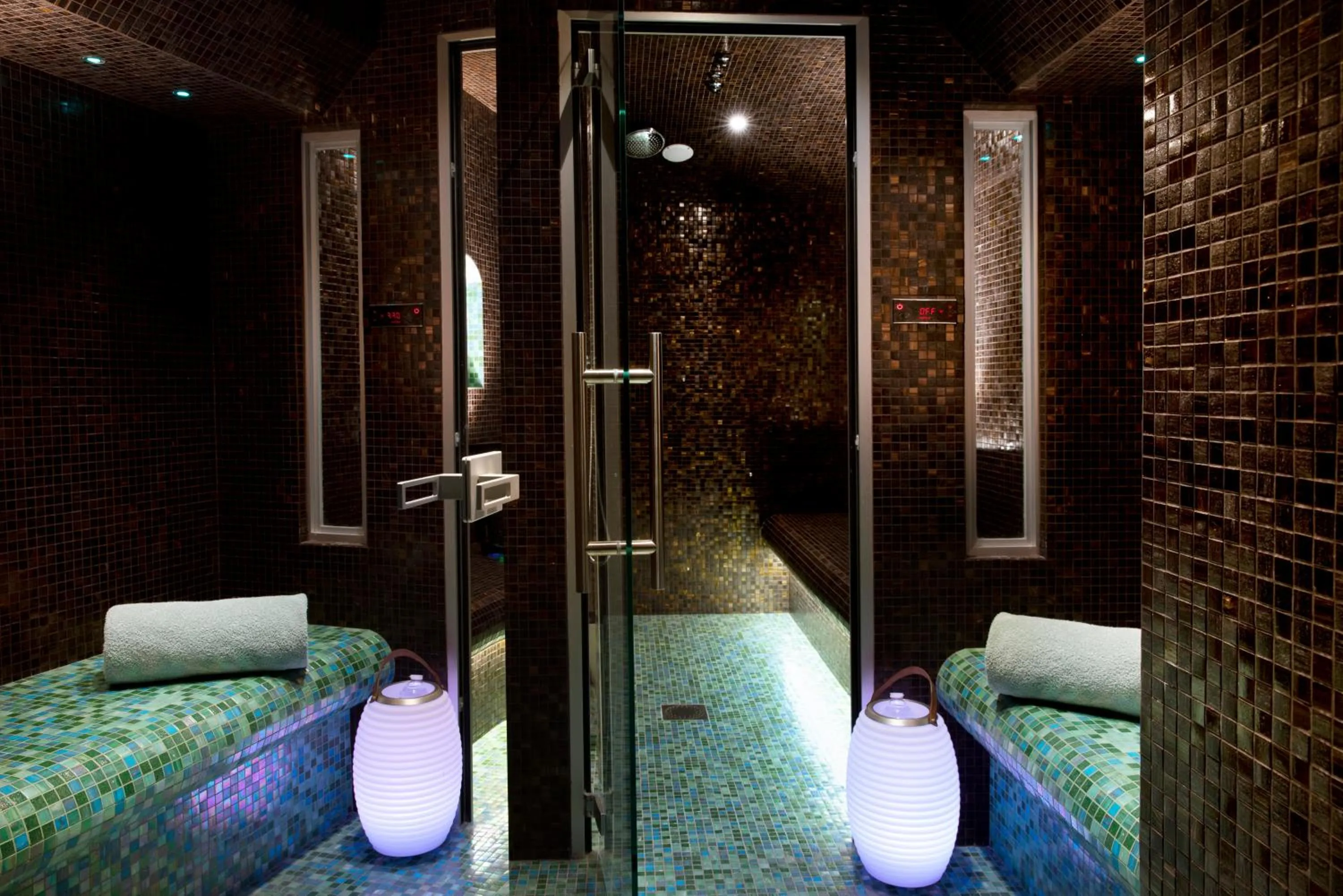 Steam room in Hotel Residence Henri IV