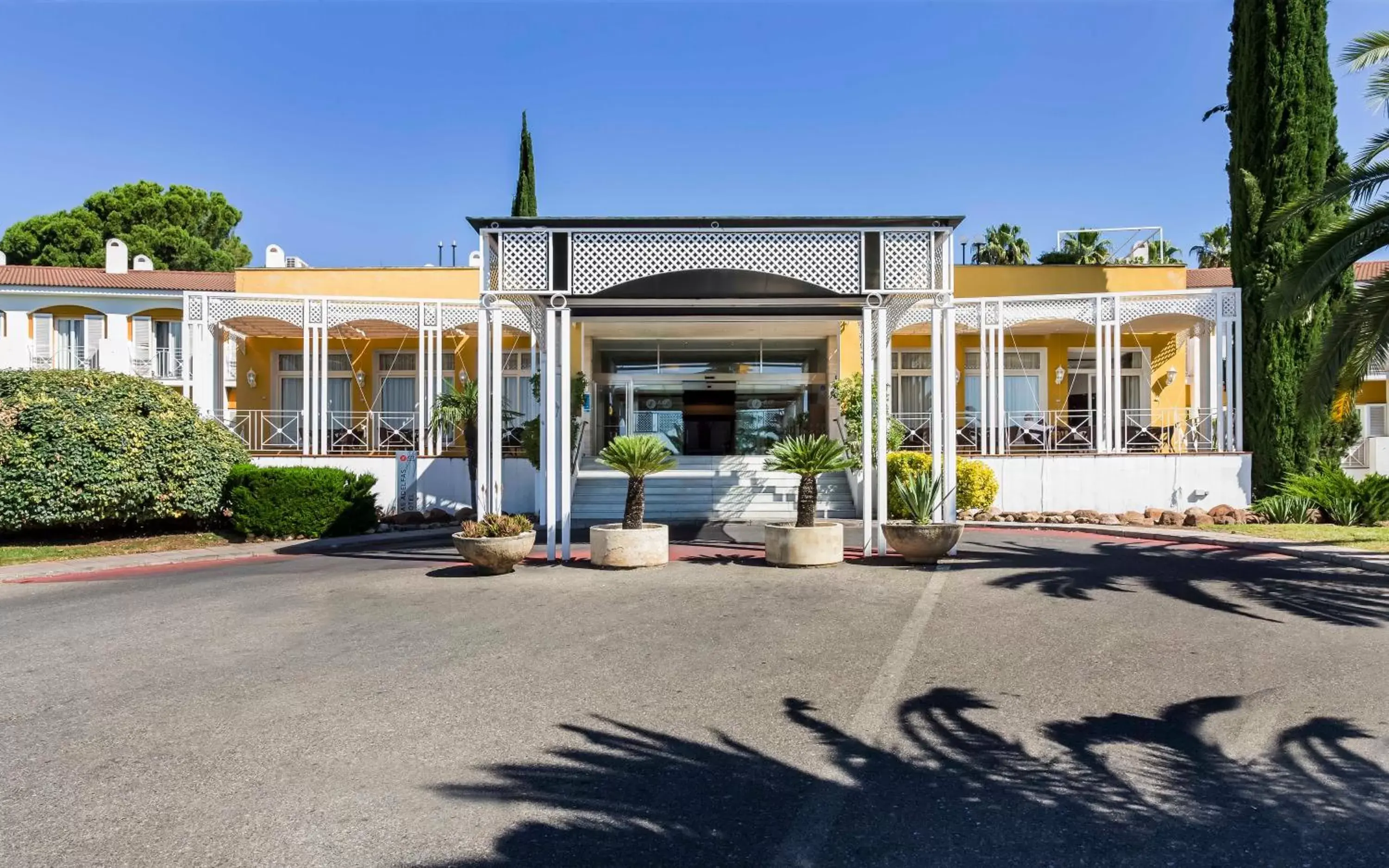 Property building in Exe Las Adelfas Property building in Exe Las Adelfas