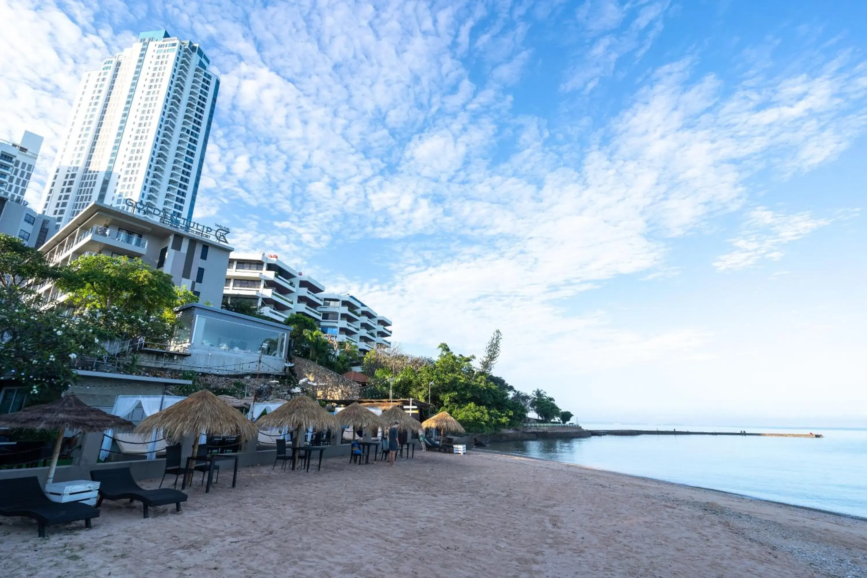 Area and facilities, Beach in Golden Tulip Pattaya Beach Resort