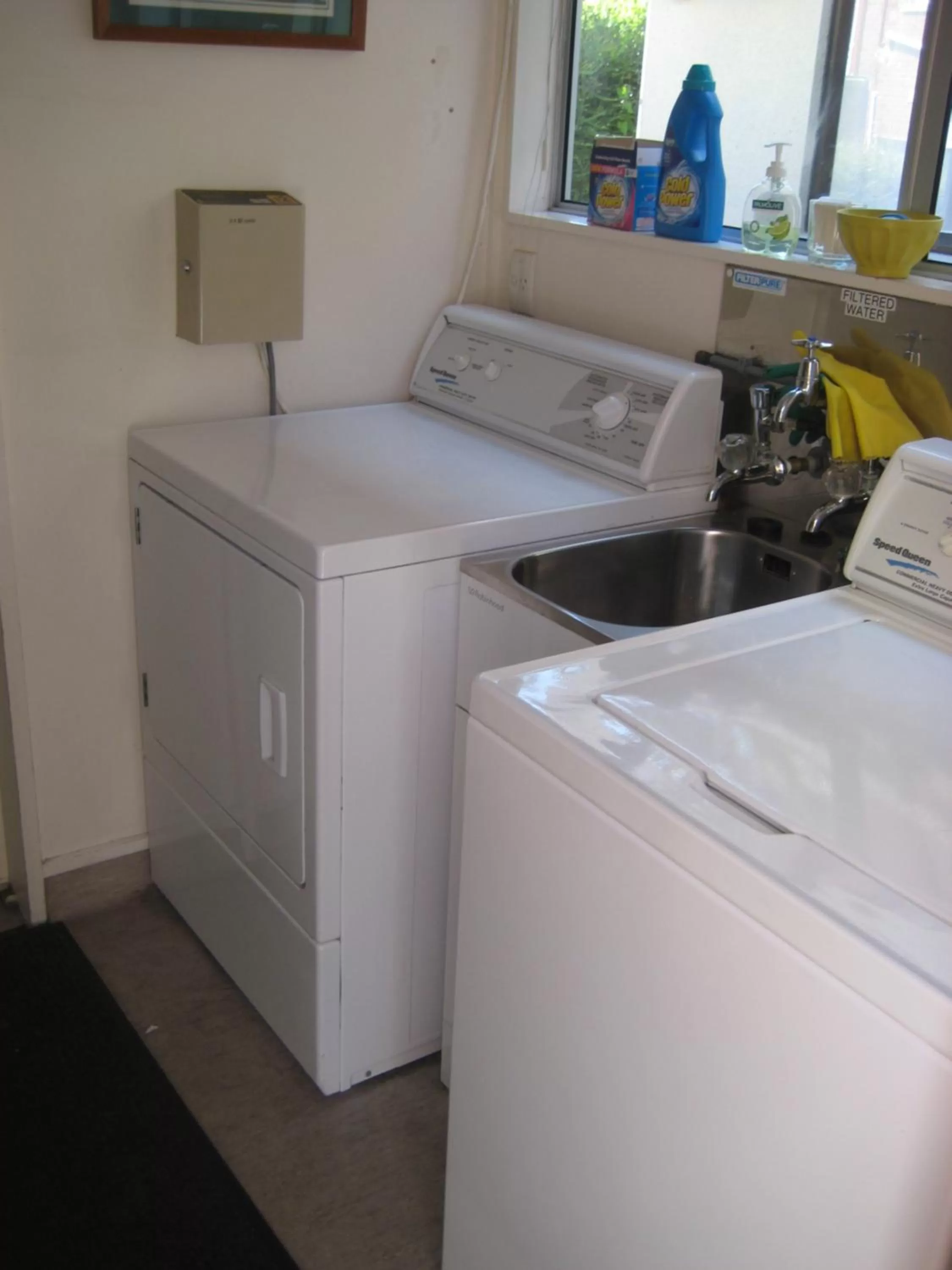 Area and facilities in 755 Regal Court Motel