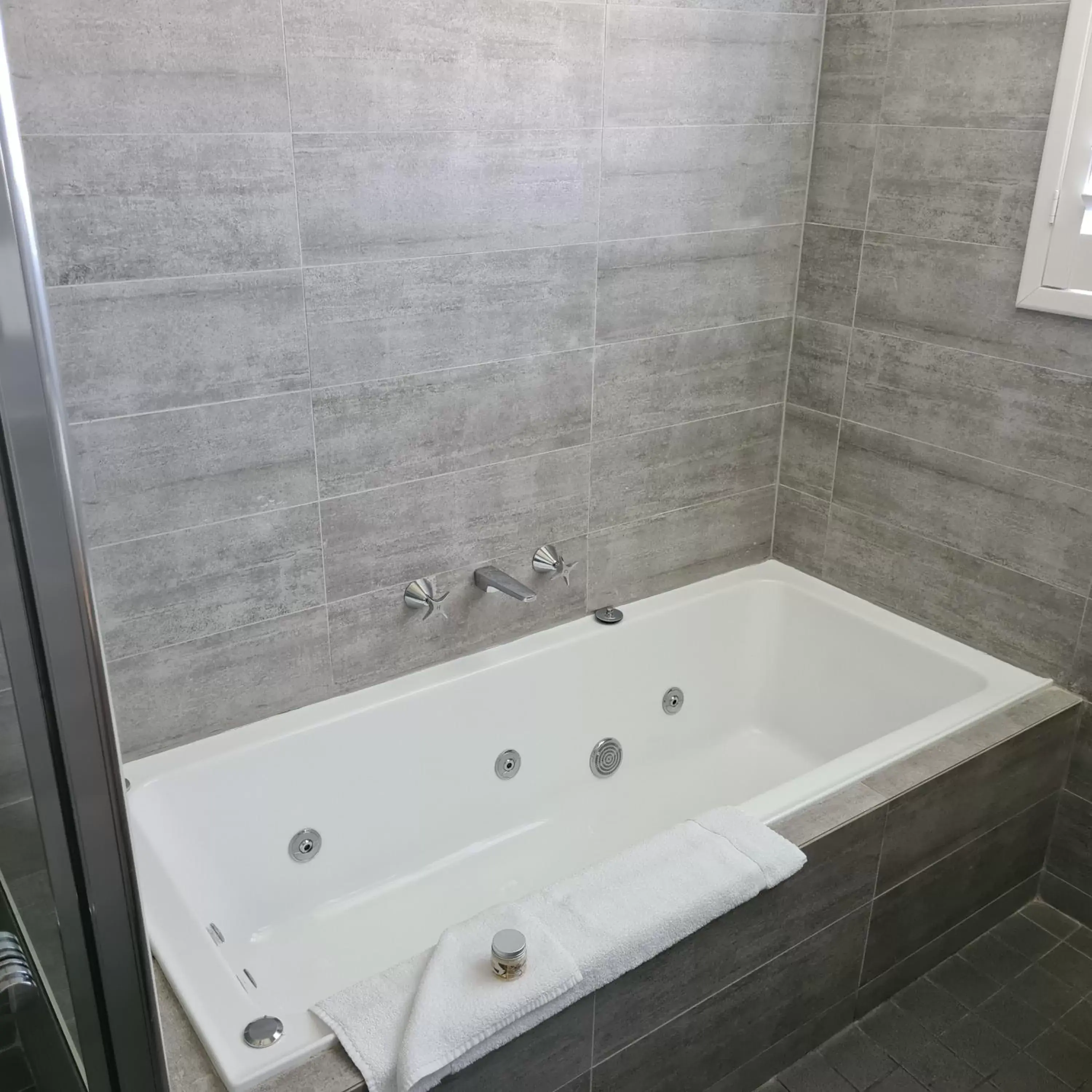 Bathroom in Quays Hotel