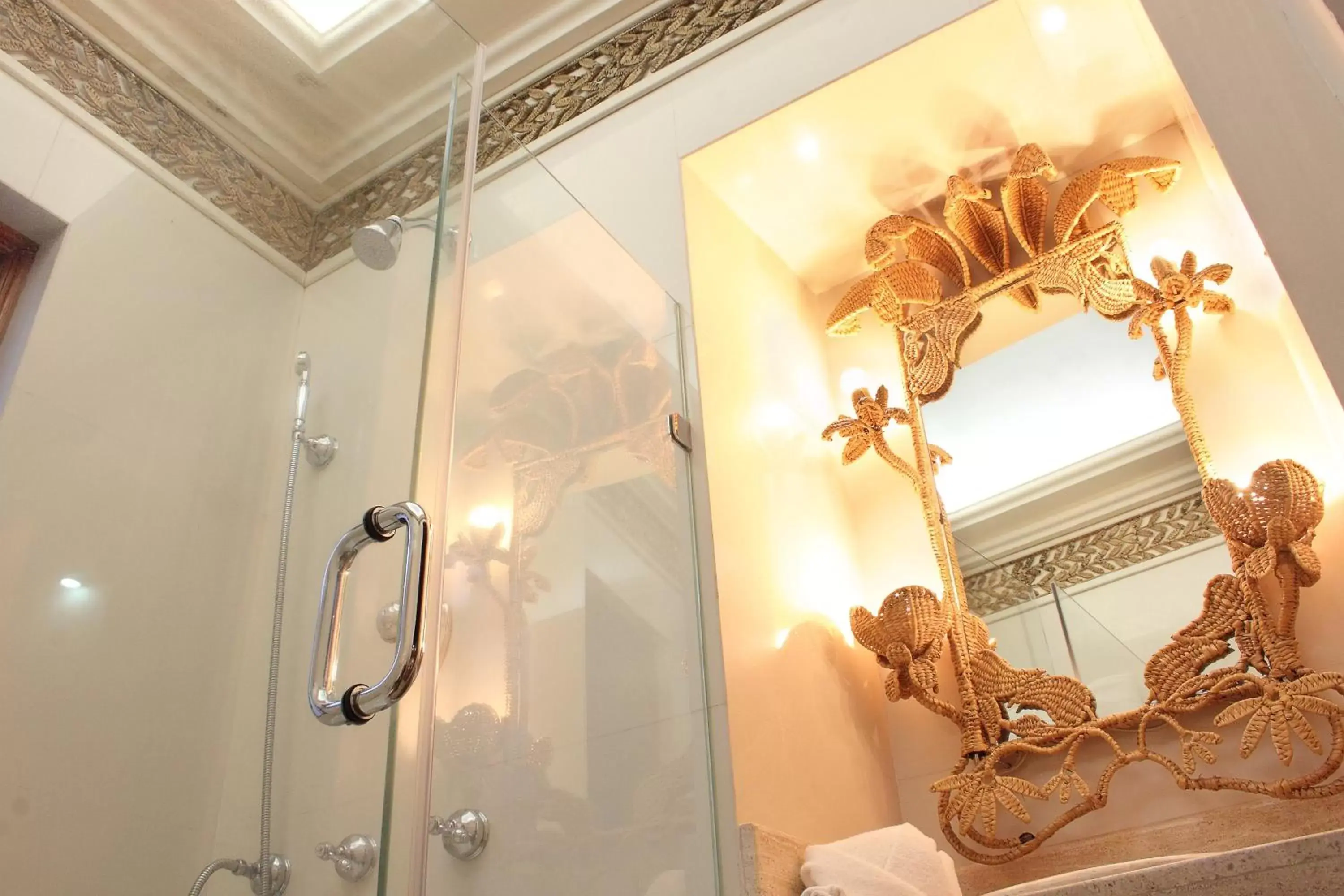 Shower, Bathroom in Hotel Boutique La Casa Azul