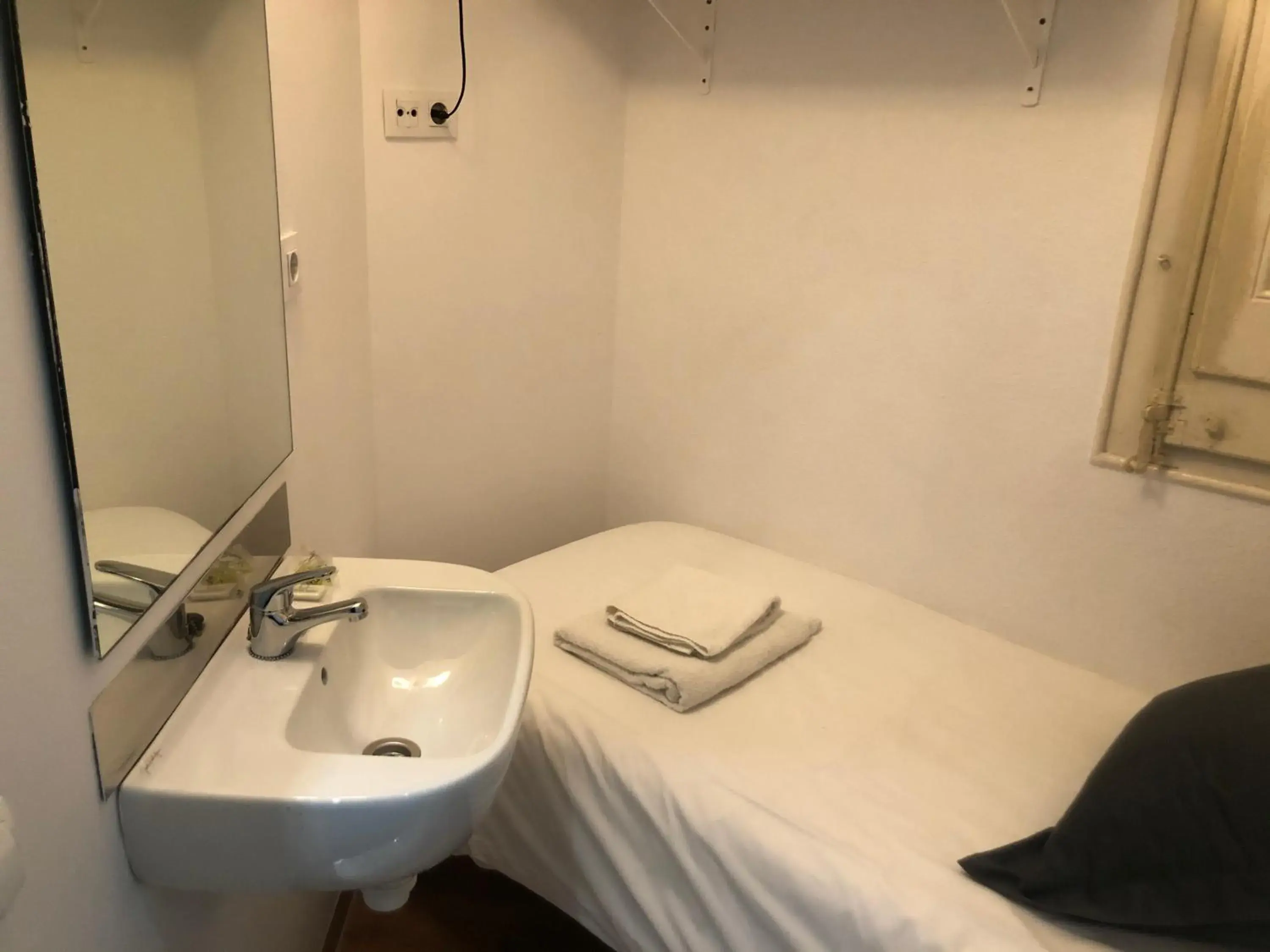 Bathroom in Hostalin Barcelona Diputacion