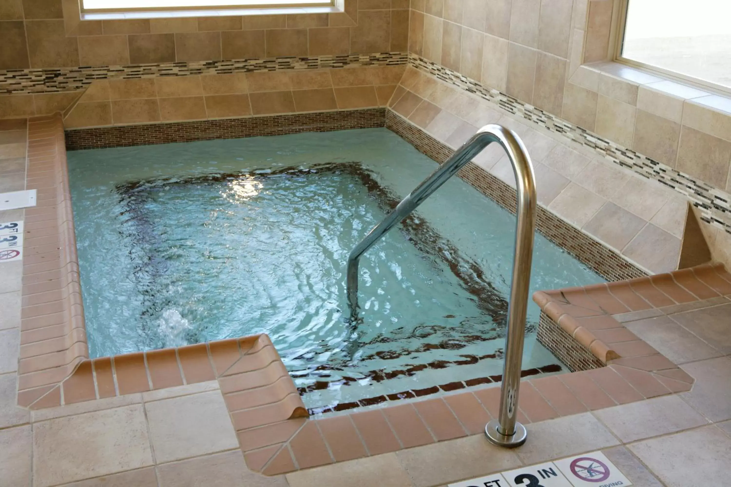 Hot Tub, Swimming Pool in C'mon Inn