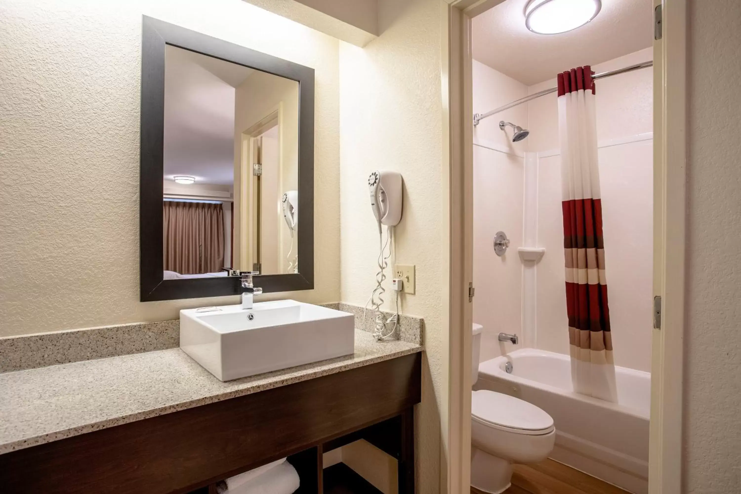 Bathroom in Red Roof Inn PLUS+ St. Louis - Forest Park / Hampton Ave.