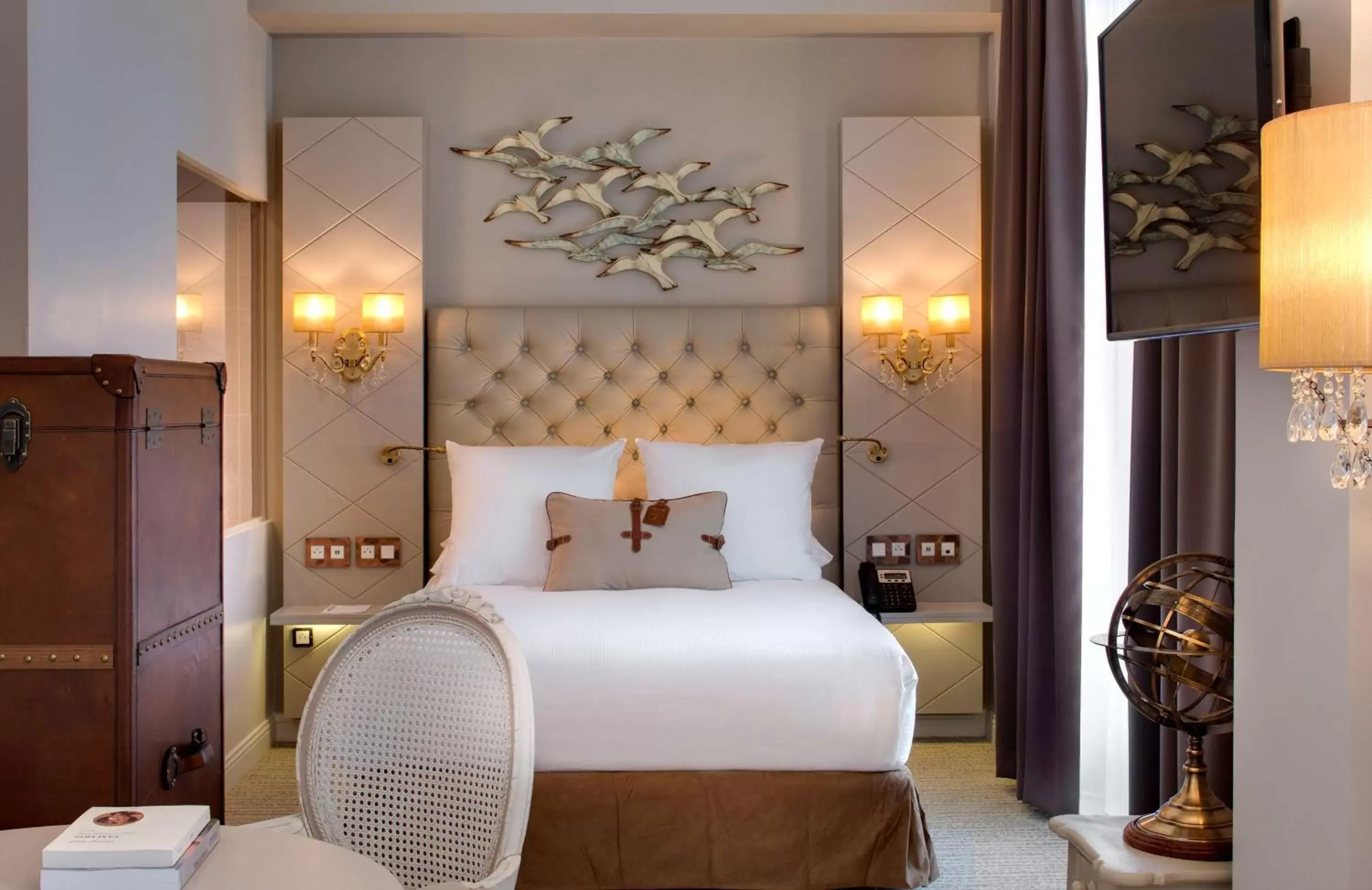 Bed in Grand Hotel Des Sablettes Plage, Curio Collection By Hilton