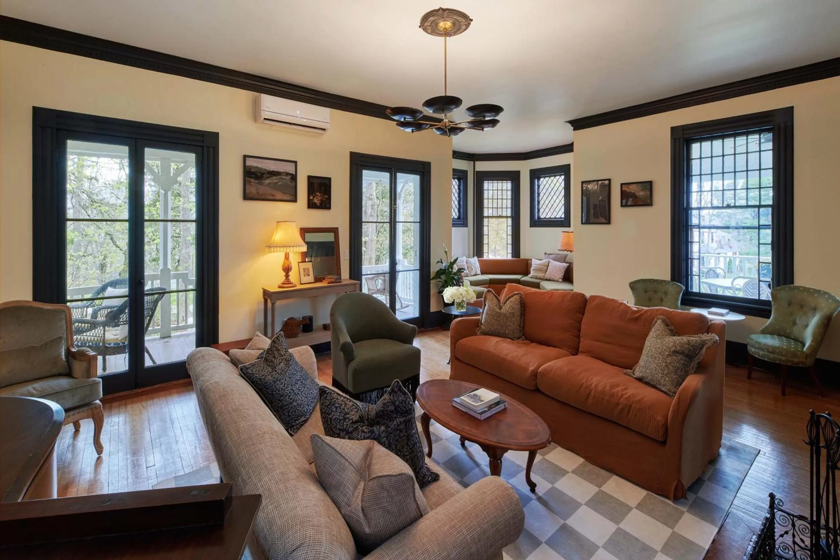 Lounge or bar in The Constance by The Lenox Collection