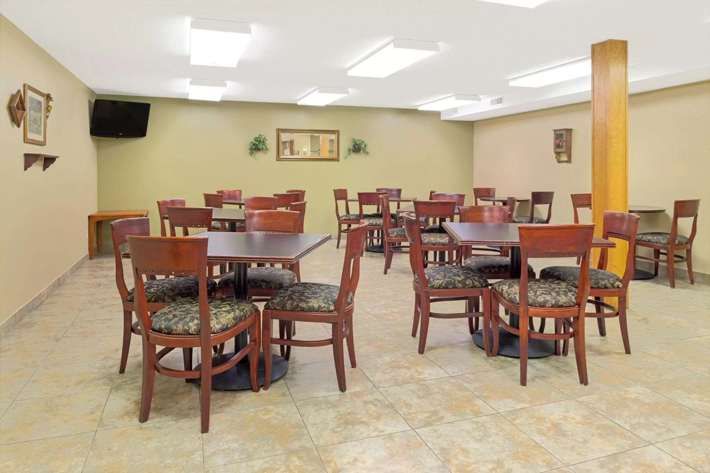 On site, Restaurant/Places to Eat in Super 8 by Wyndham St. Clair MO On site, Restaurant/Places to Eat in Super 8 by Wyndham St. Clair MO