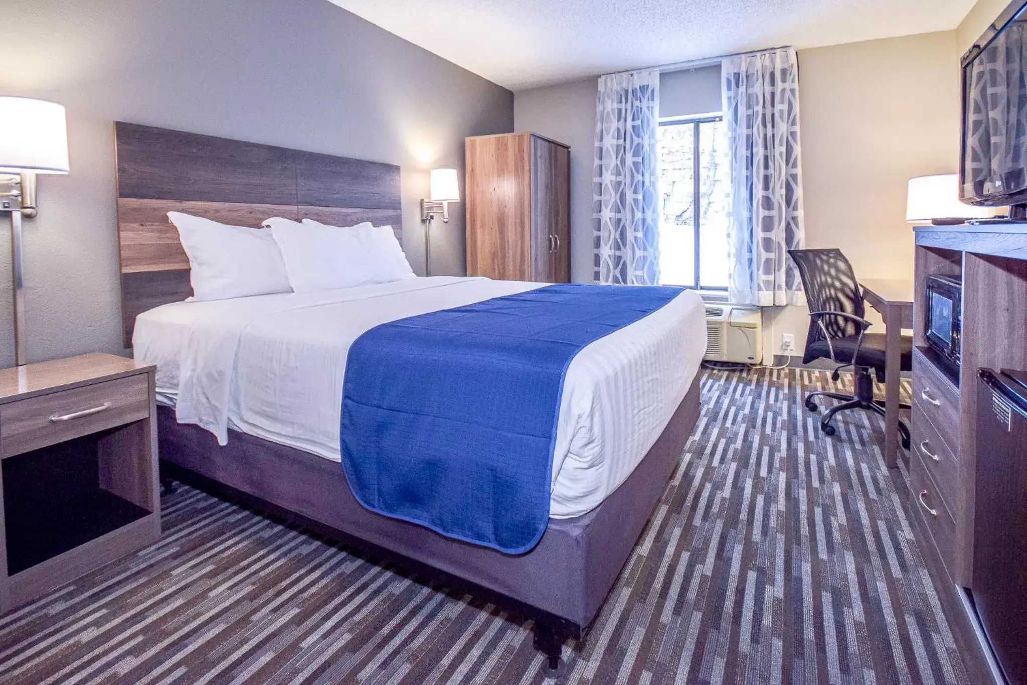 Bedroom, Bed in Days Inn & Suites by Wyndham Wisconsin Dells