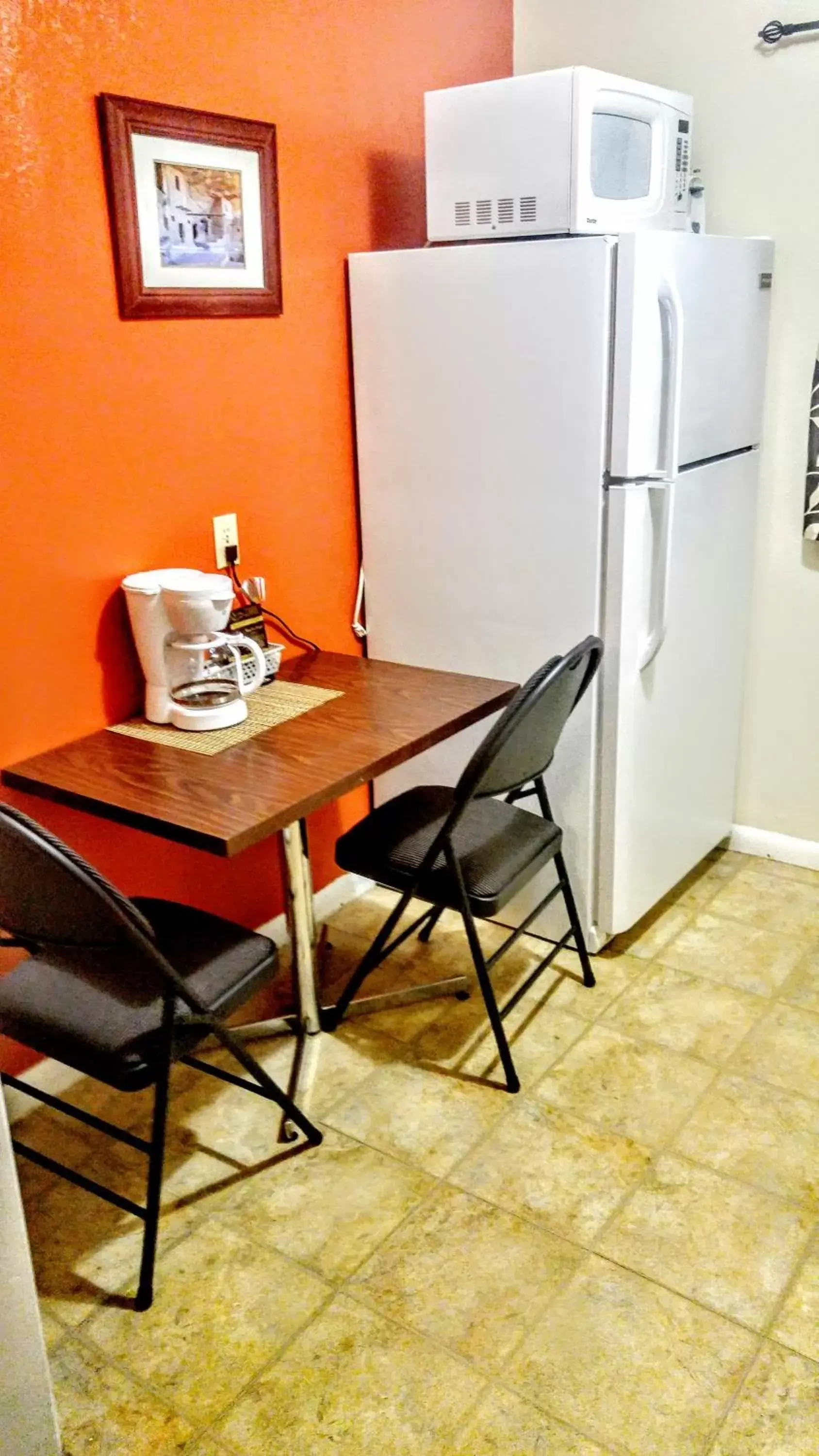 Kitchen or kitchenette, Dining Area in Parkway Motel & European Lodges