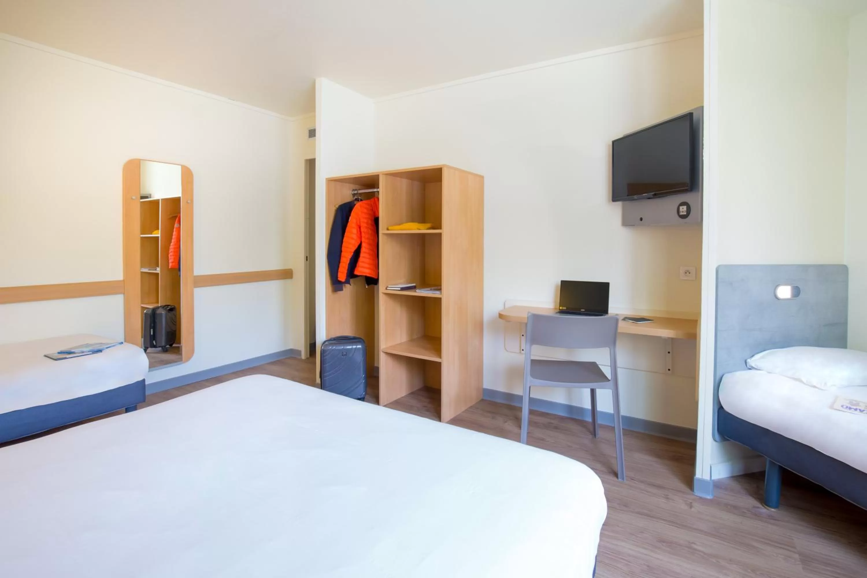 Bedroom, Bed in ibis budget Aubagne Paluds Agora