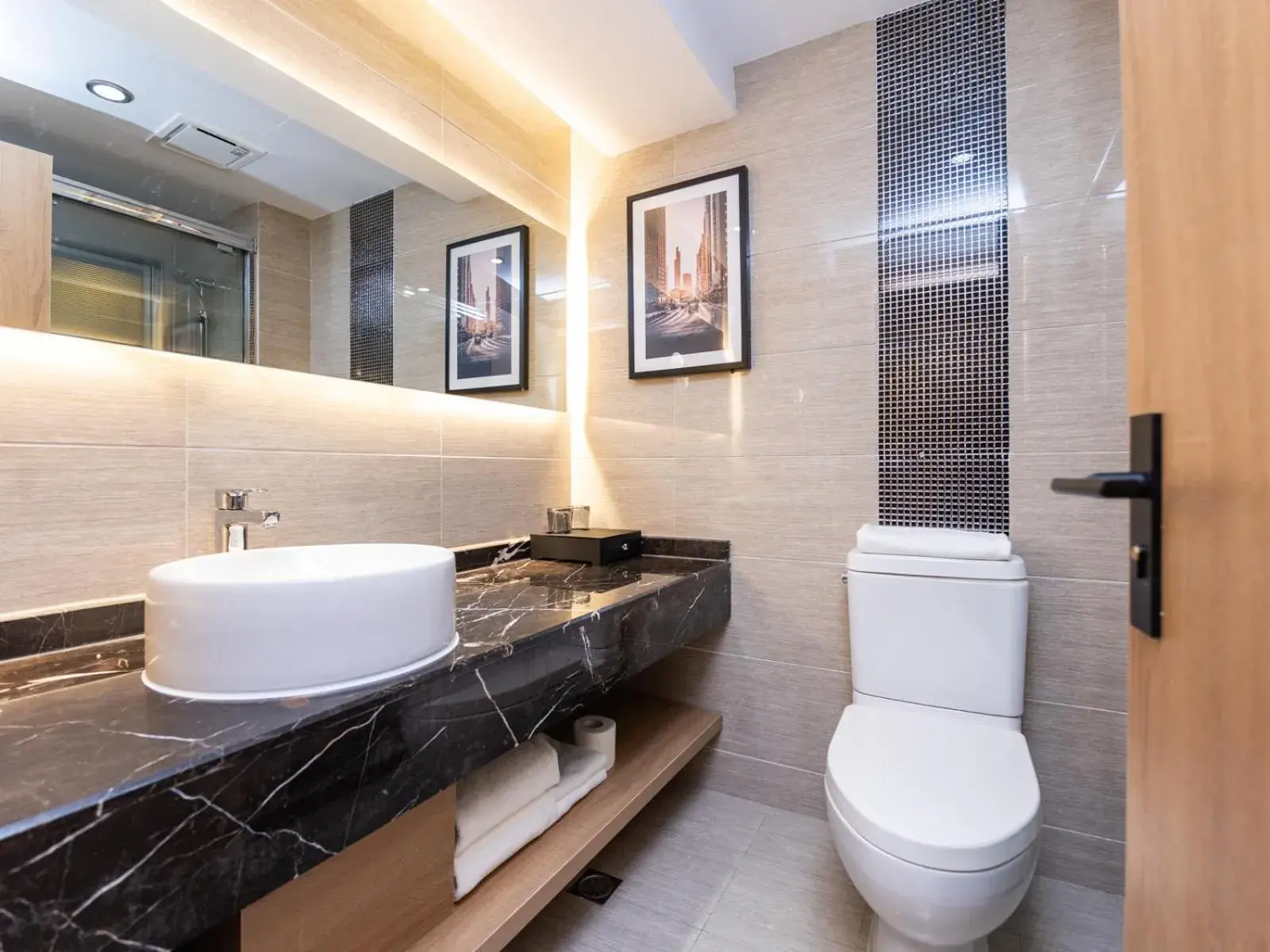 Bathroom in Country Inn&Suites by Radisson, Shanghai PVG