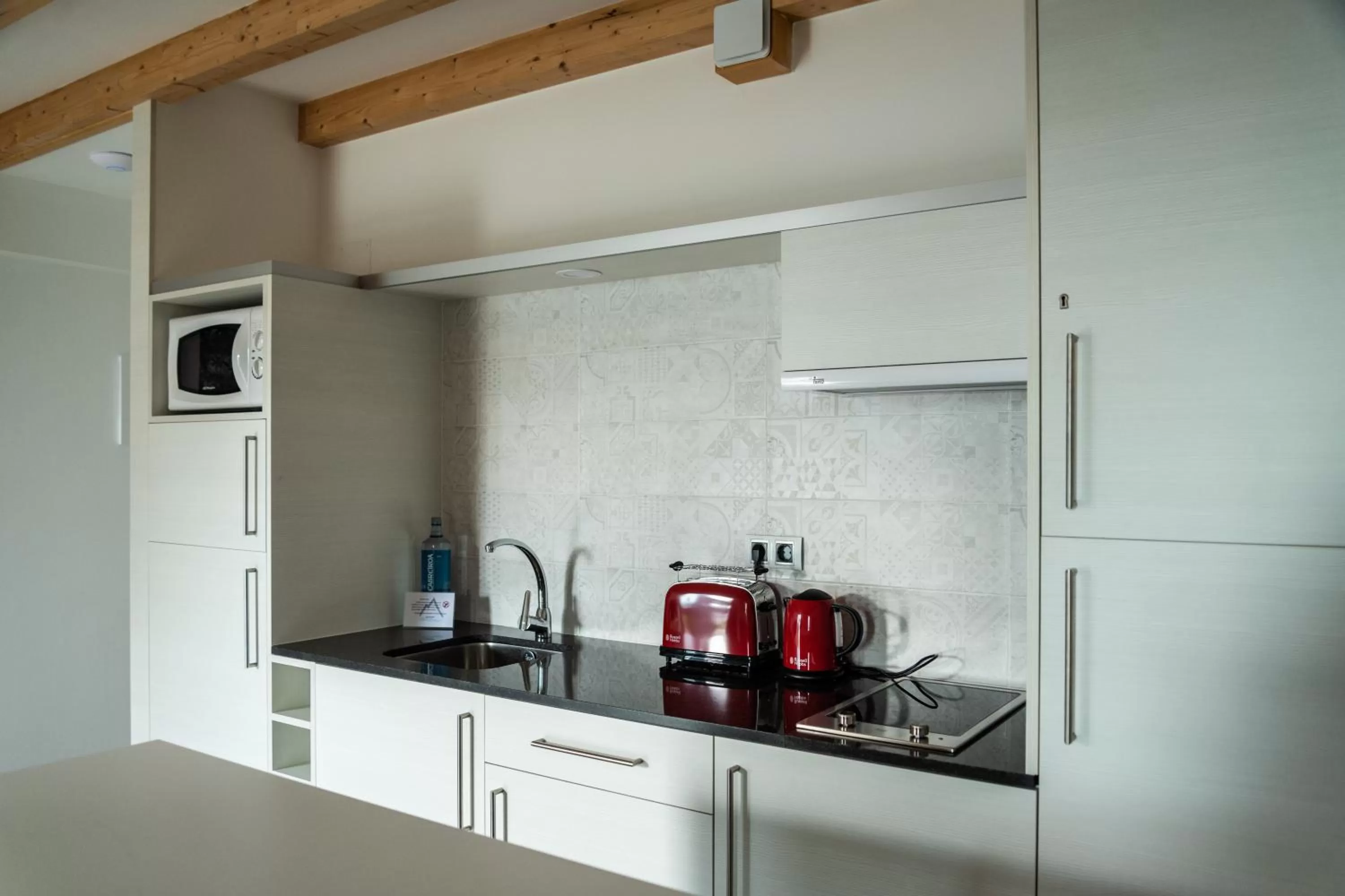 Kitchen/Kitchenette in The Rock Suites & Spa
