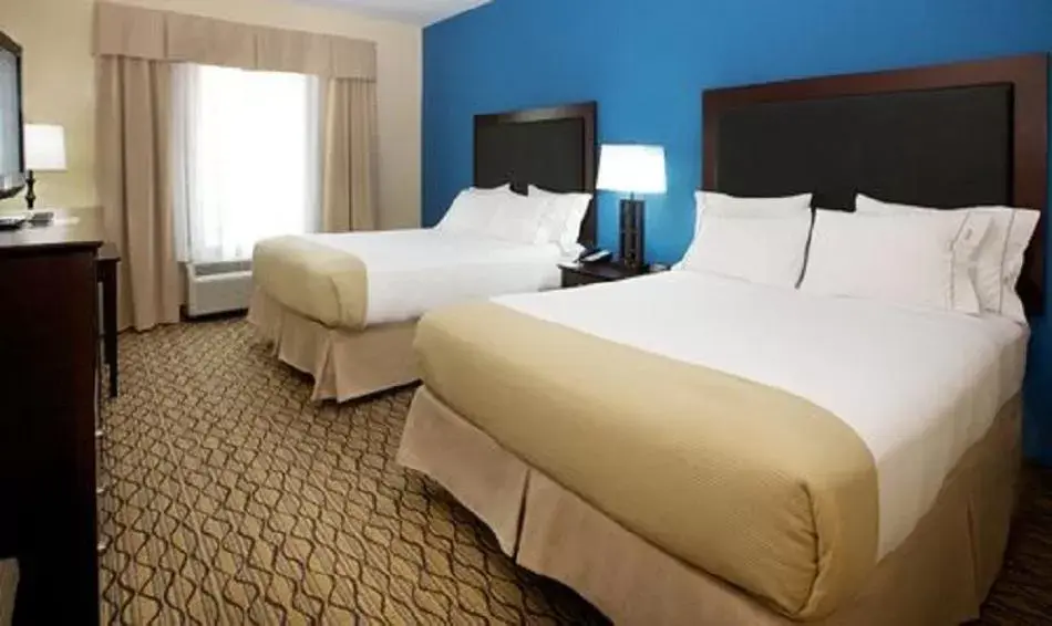 Bed in Holiday Inn Express and Suites Bossier City Louisiana Downs, an IHG Hotel