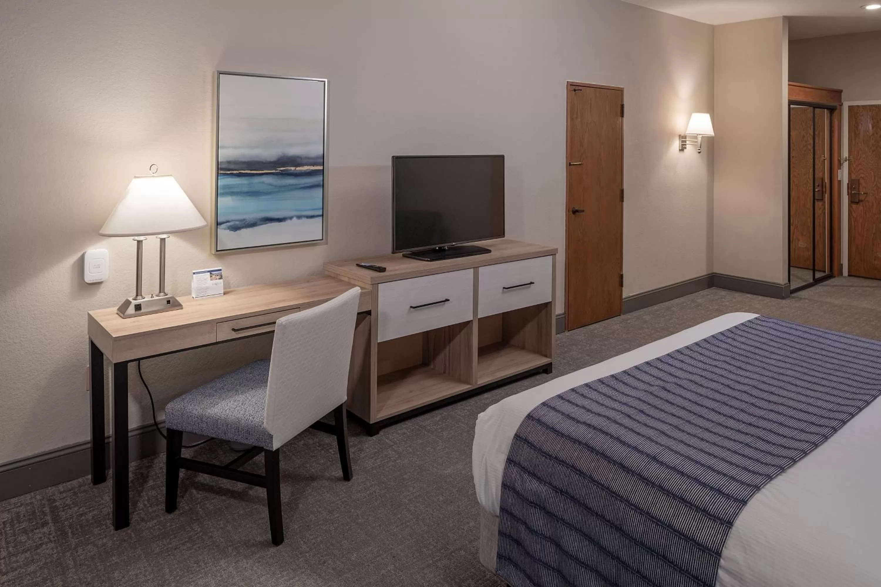 Bedroom, Bed in Bay Club Hotel and Marina