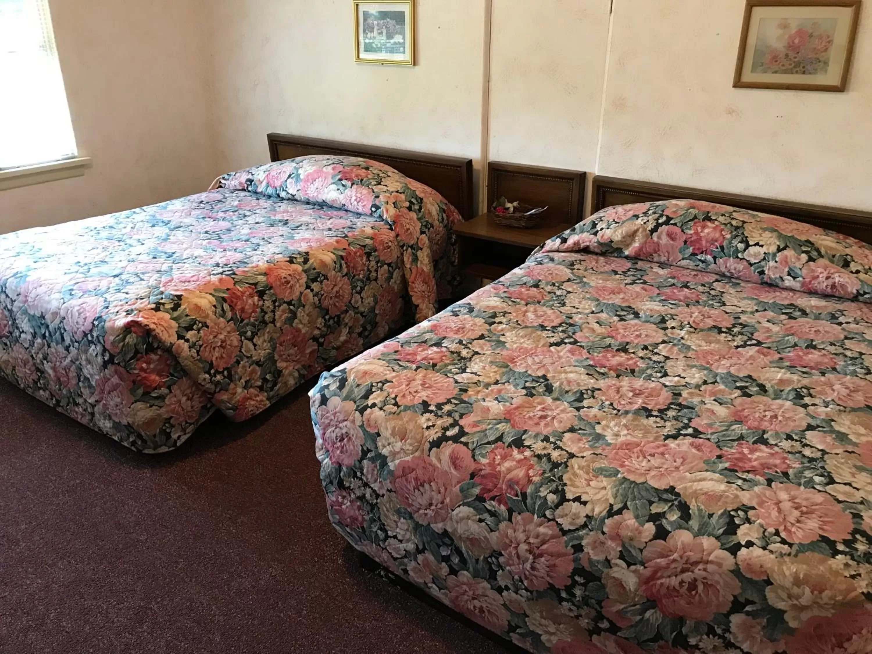 Bedroom, Bed in Simmons Motel and Suites