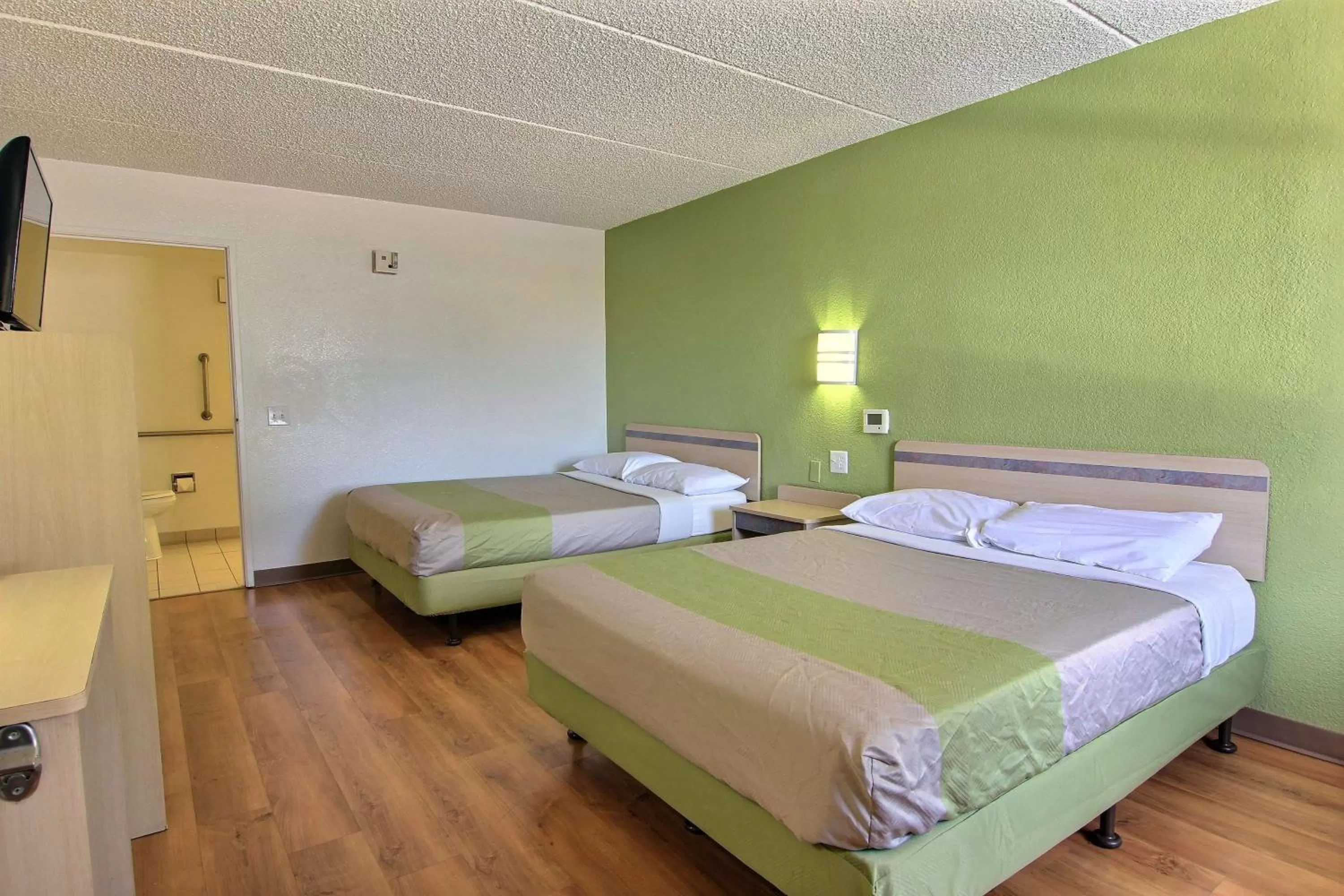 TV and multimedia, Bed in Motel 6 Austin, TX - Central Downtown UT