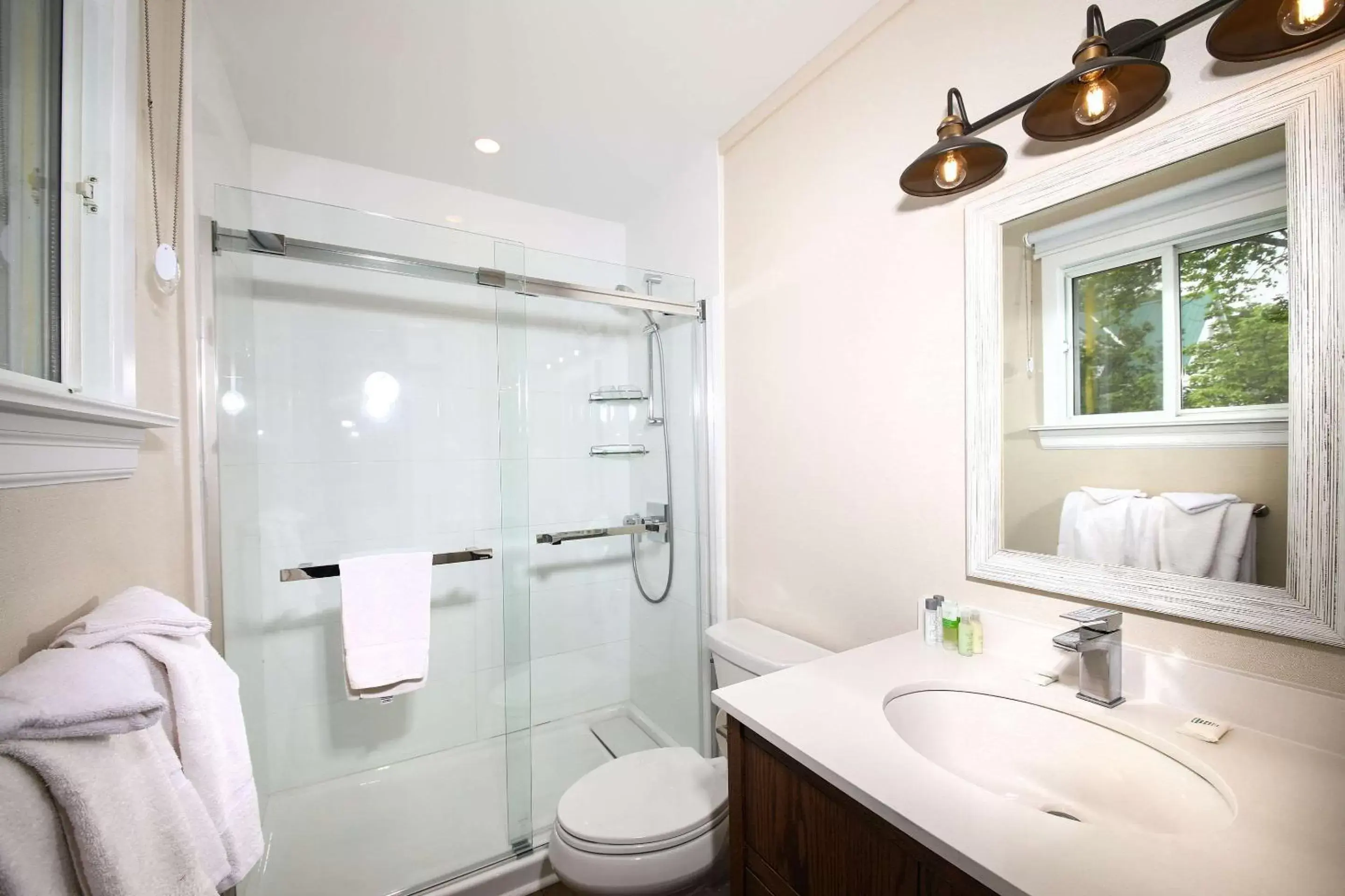Bedroom, Bathroom in Bayview Wildwood Resort, Ascend Hotel Collection
