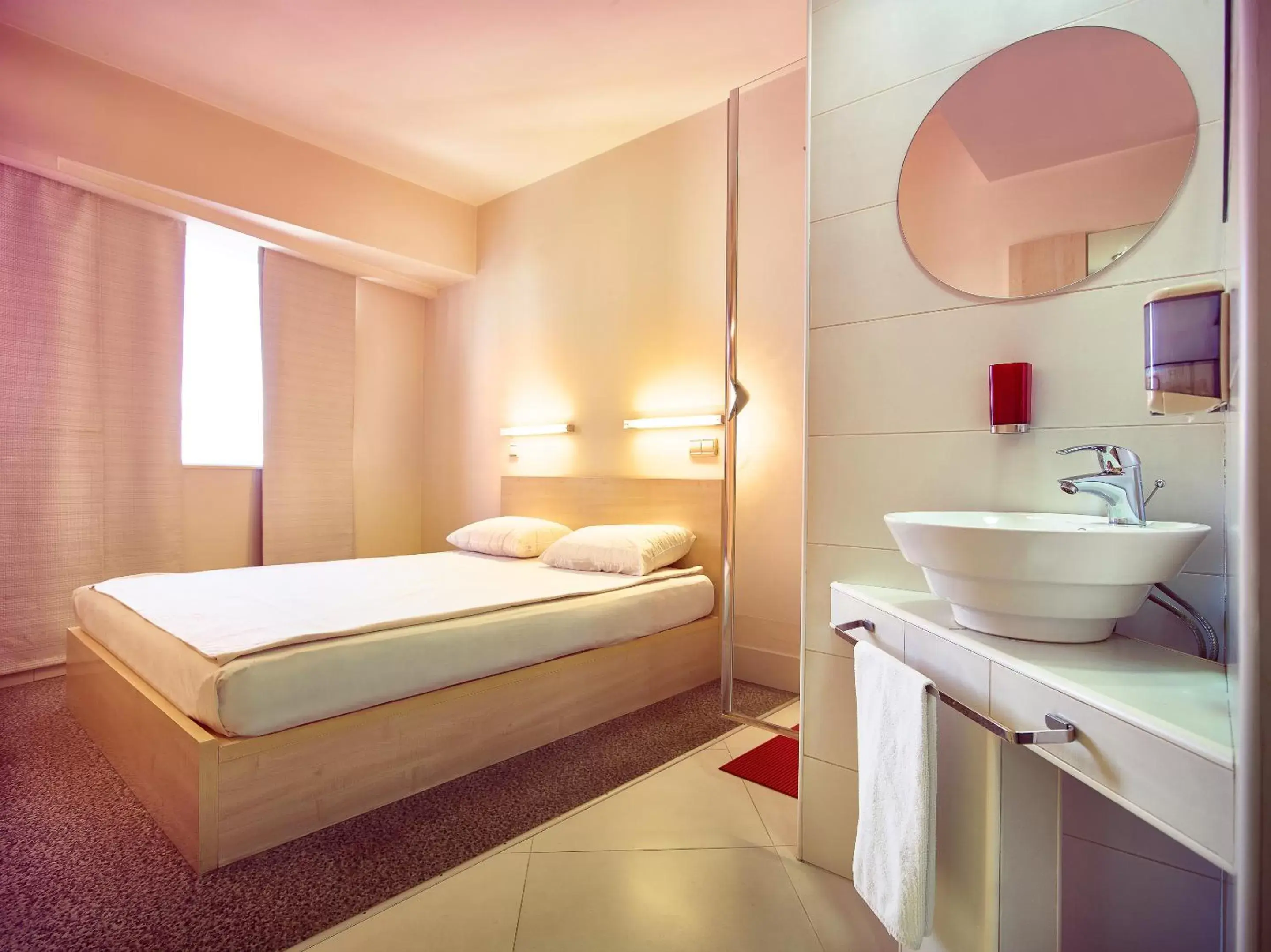 Bed, Bathroom in Hello Hotels Gara de Nord
